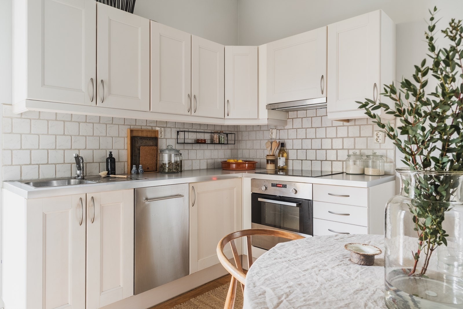 Pent separat kjøkken med mye skap- og benkeplass. Galleribilde