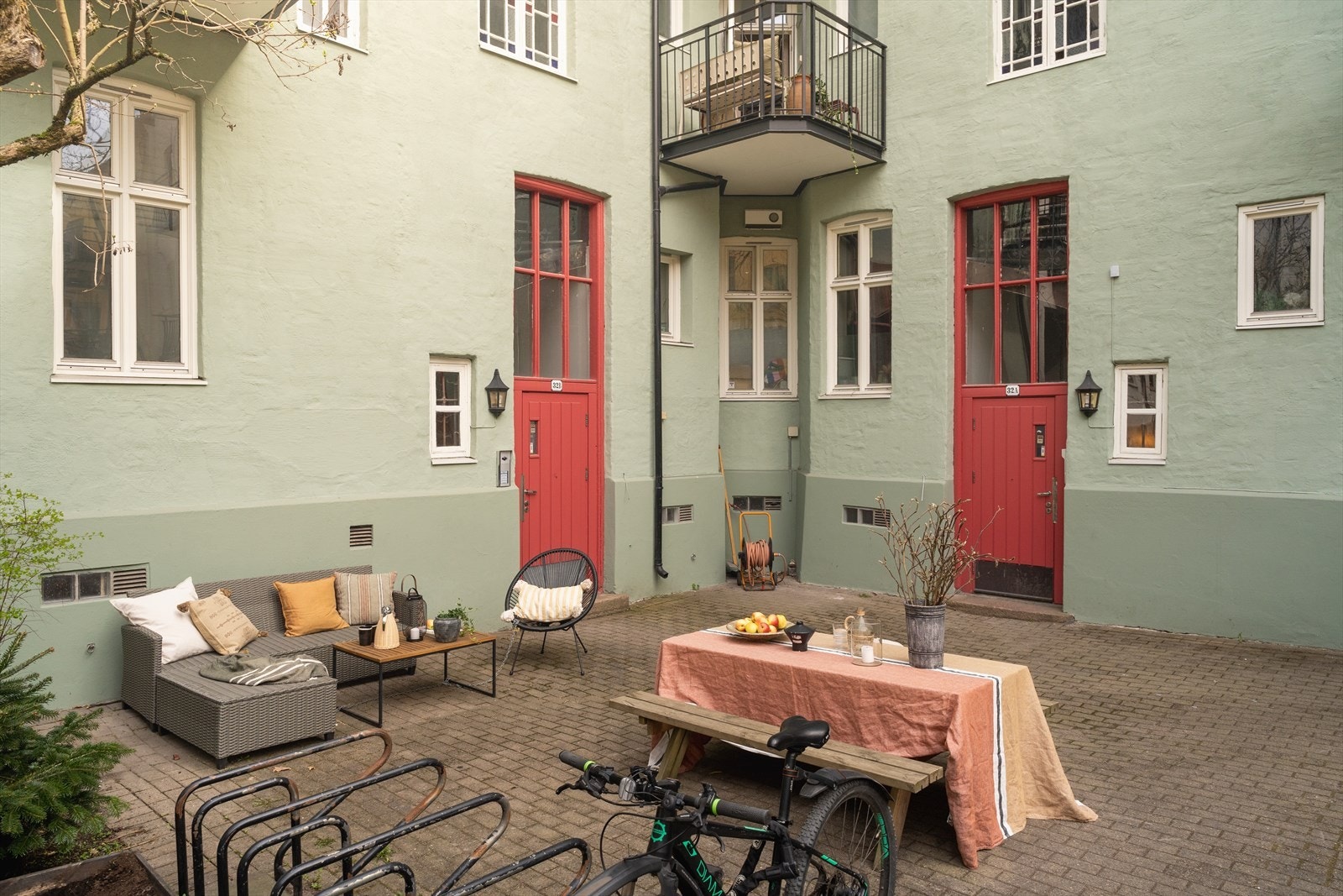 Bakgården gir boligen et godt førsteinntrykk. Galleribilde