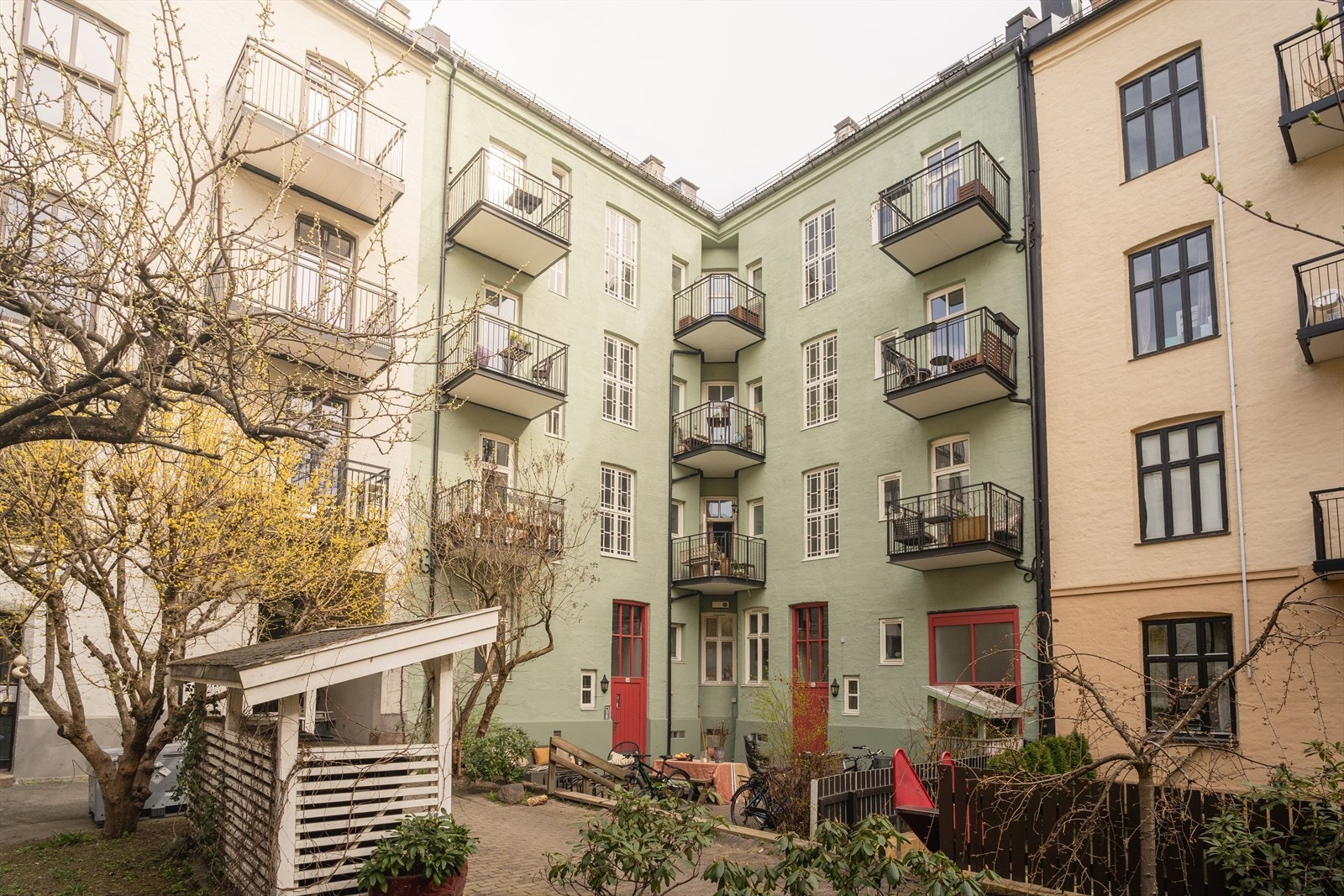 Andelseierne har tilgang på en pent opparbeidet bakgård. Galleribilde