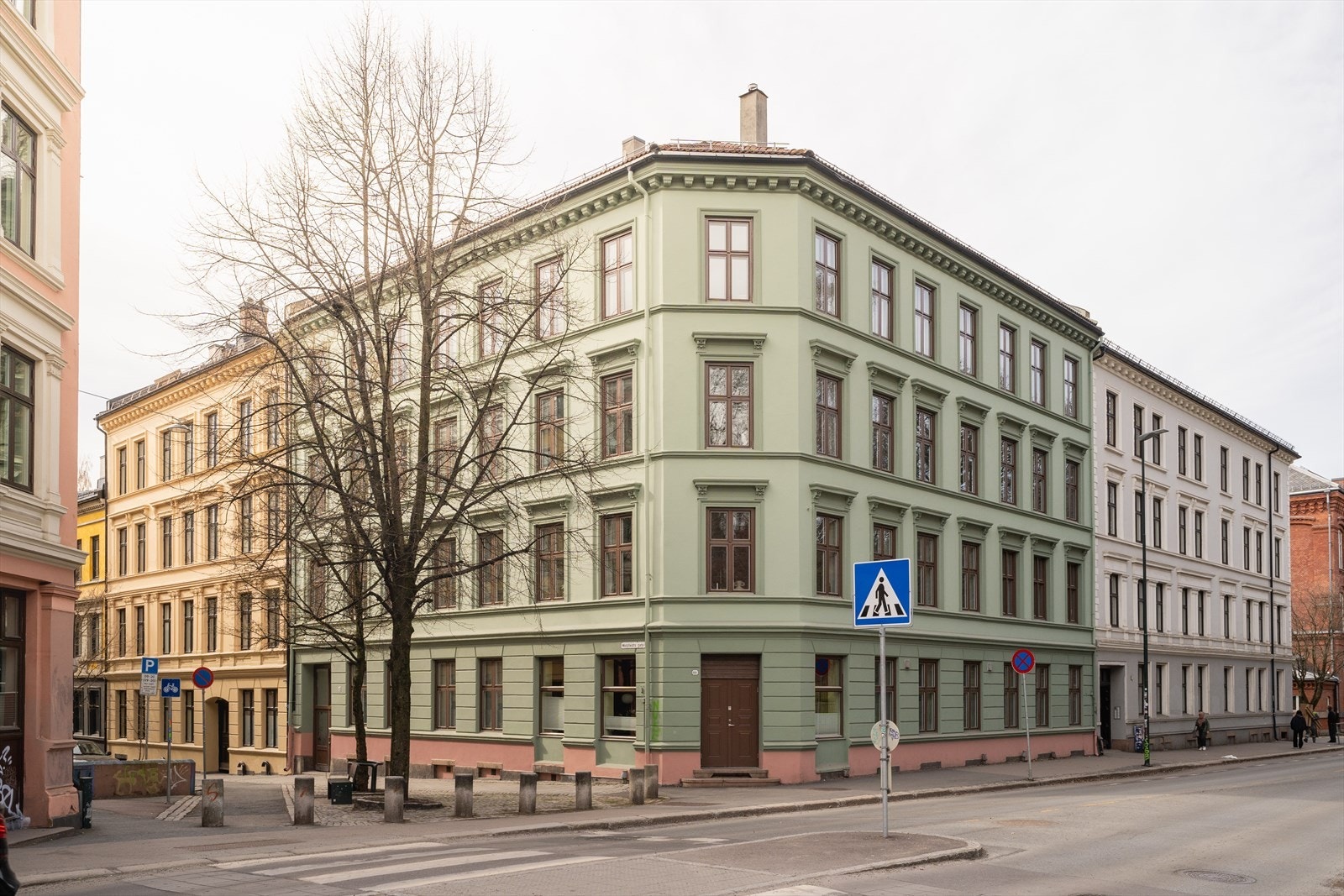 Nydelig, klassisk bygård fra 1889. Her er fasaden sett fra gaten. Galleribilde