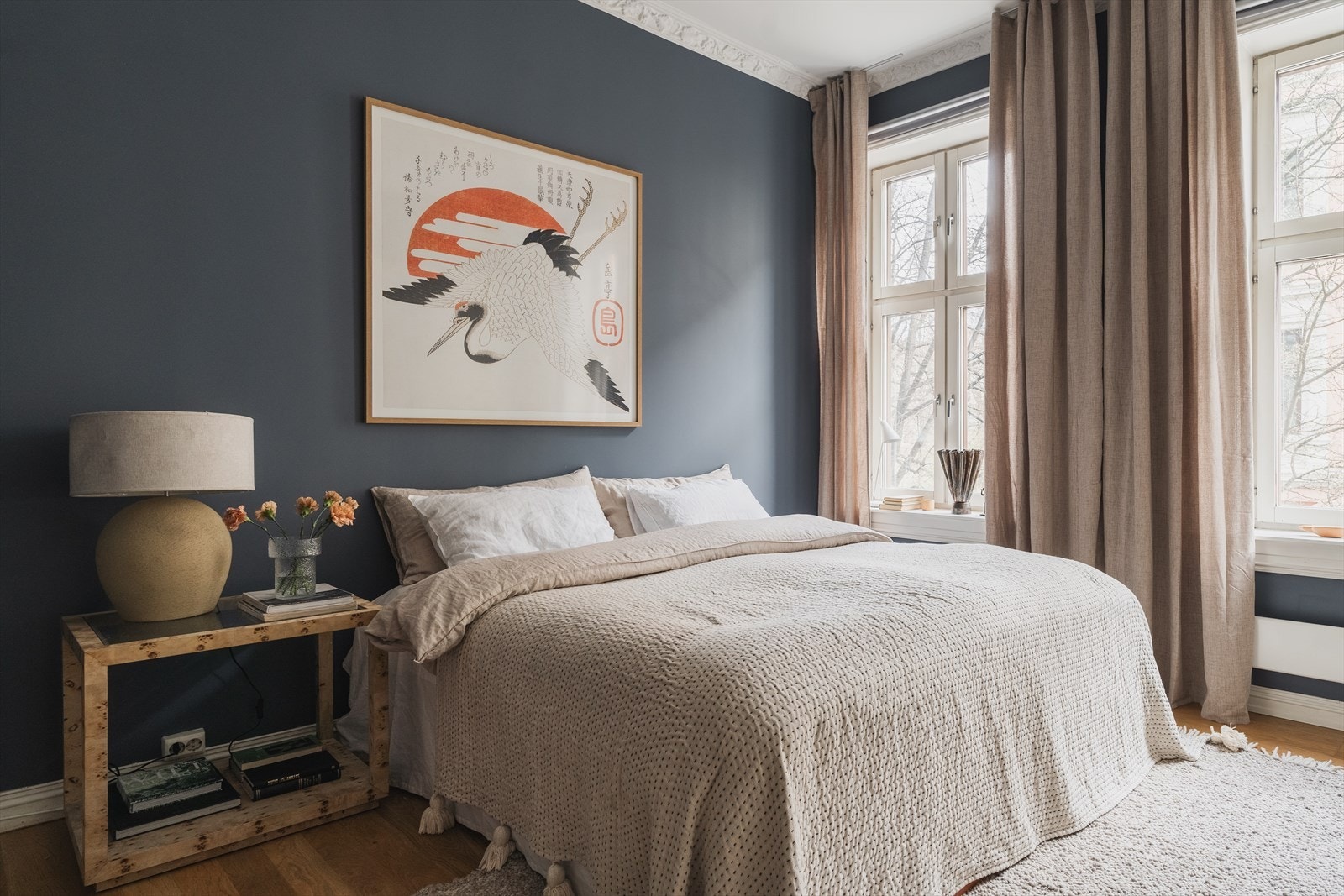 Delikat soverom malt i en tidsriktig og lun fargetone. Galleribilde