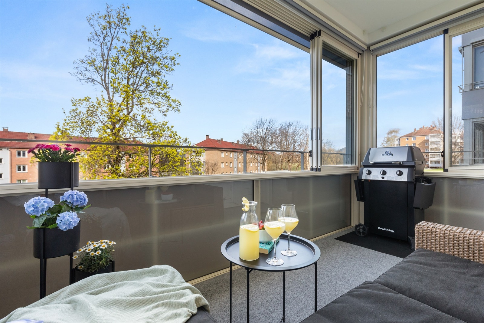 Selger informerer om gode solforhold med sol fra ca. 14:00-20:00 på sommerhalvåret. Galleribilde