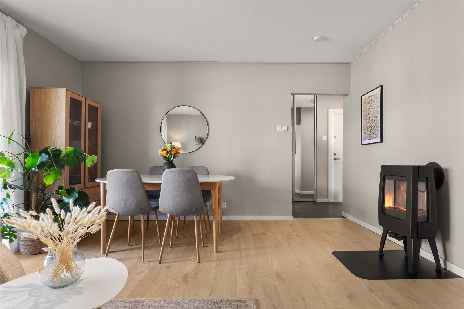 Det er en naturlig og fin plass for å innrede med spisebord med god plass til å invitere venner og familie på middagsselskaper. Galleribilde