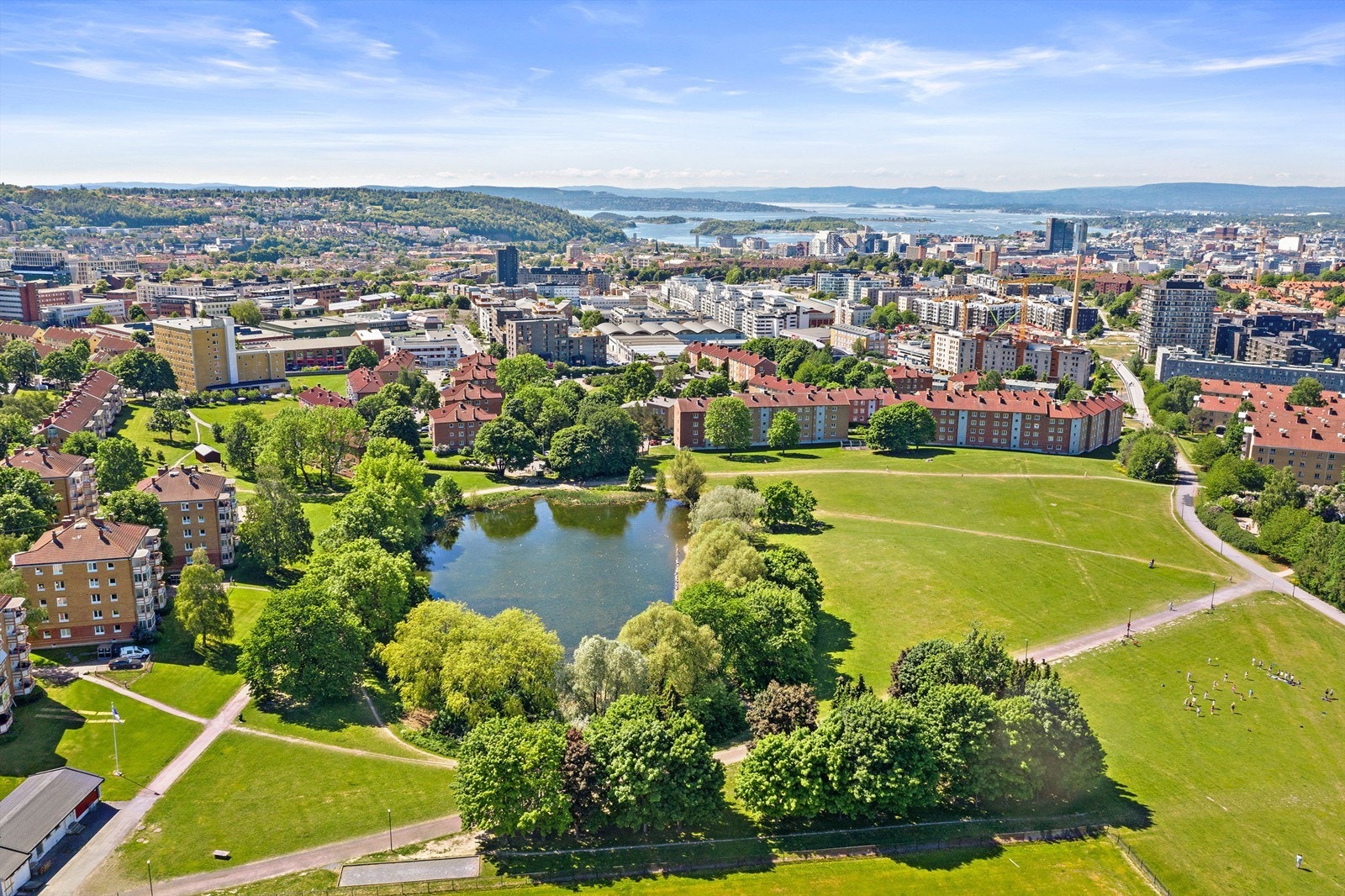 I umiddelbar nærhet ligger Hovin med Hovindammen, som er perfekt for den som ønsker seg et område med grønne lunger, med sitt rike fugleliv, omkringliggende gangstier og sittebenker. Galleribilde