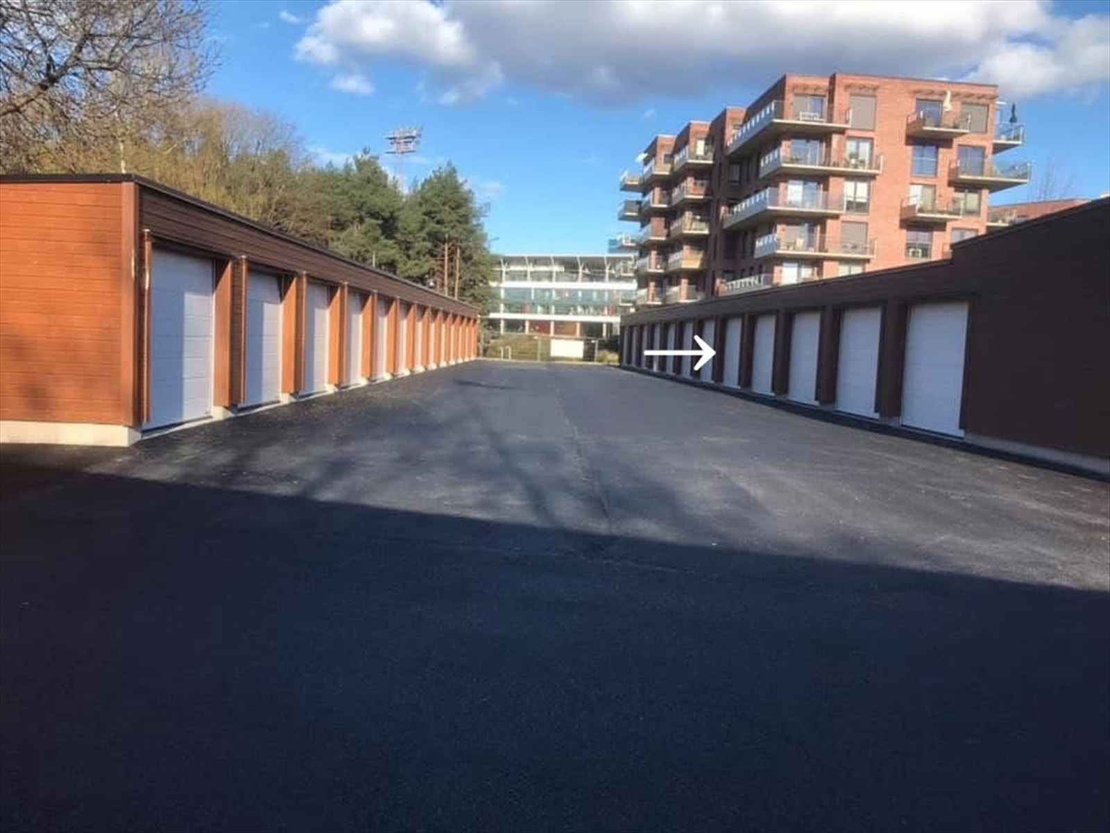 Det er muligheter for å kjøpe garasjeplass i garasjerekke for kr. 400 000,-. Selgers bilde. Galleribilde