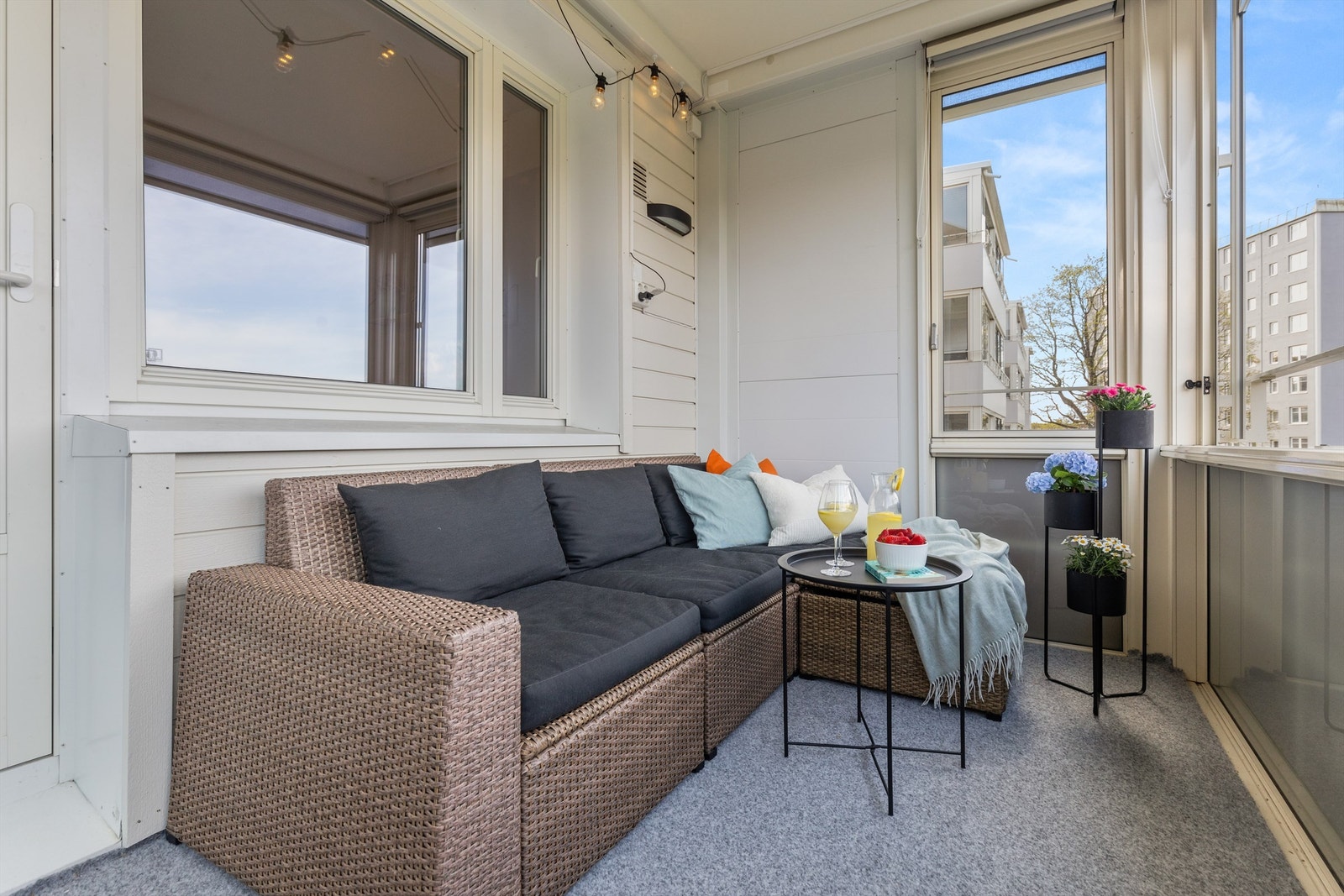 Fra stuen kommer du ut til boligens nordvestvendte balkong på ca. 9 kvm. Balkongen er innglasset og føles således som en naturlig forlengelse av stuen, spesielt på sommerstid. Galleribilde