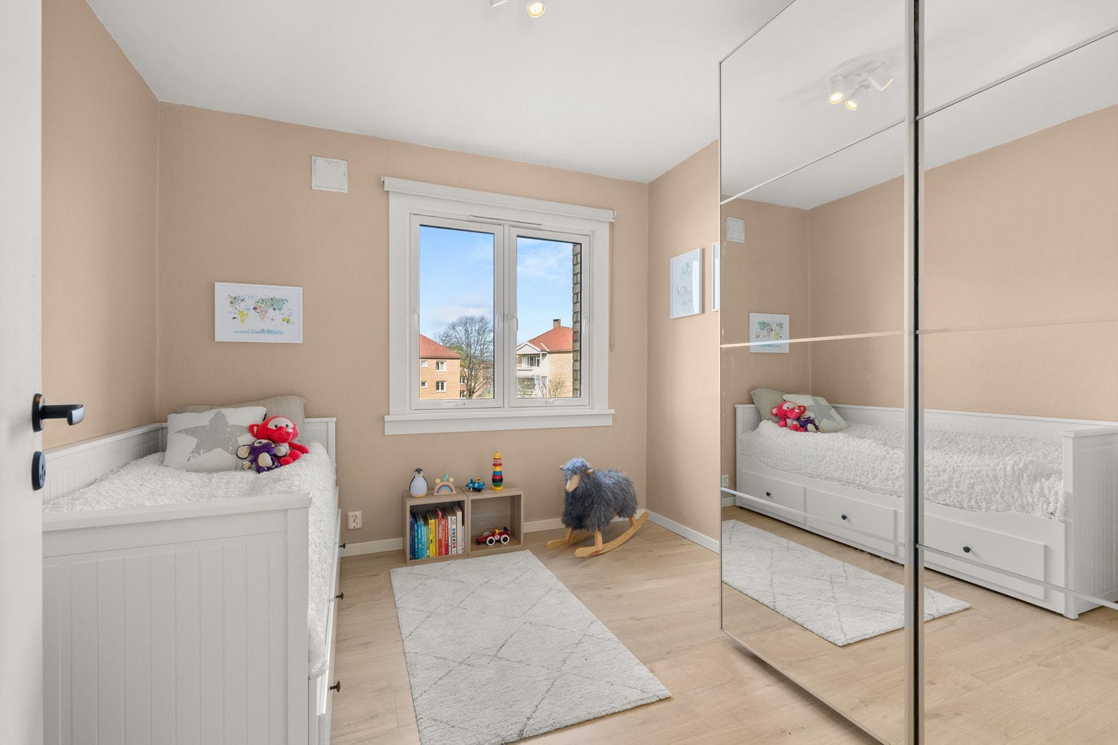 Her er det god plass til seng, pult eller annet ønskelig møblement. God oppbevaringsplass i en skyvedørsgarderobe med praktiske spillfronter. Galleribilde