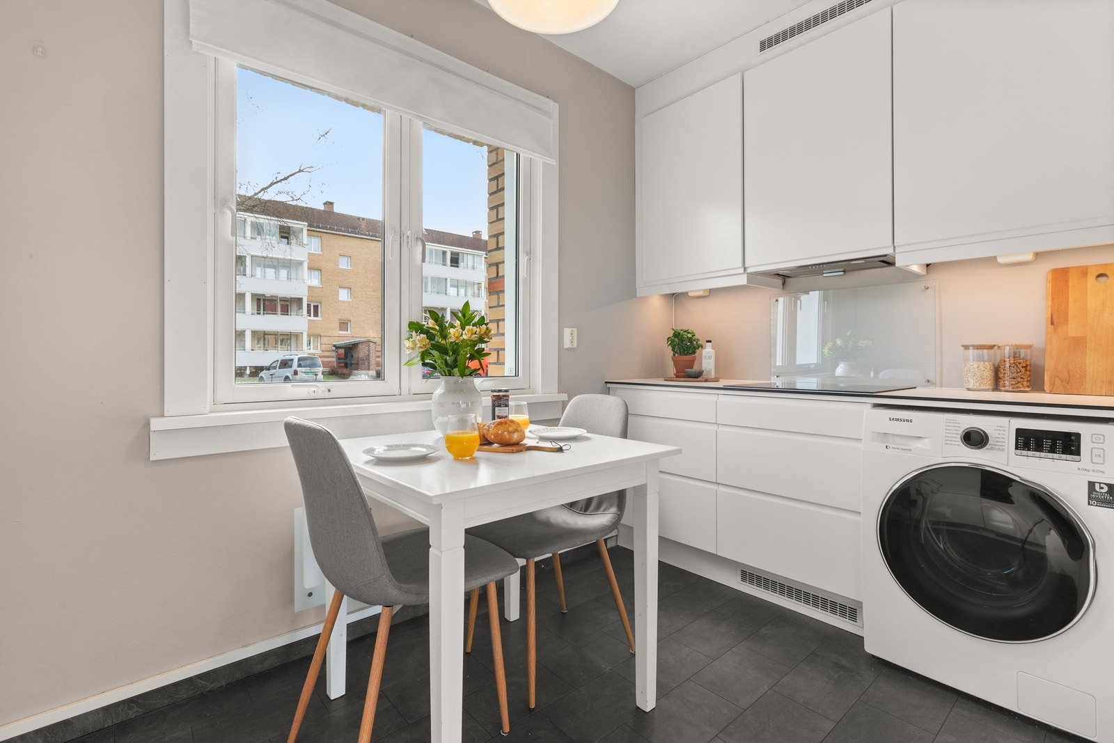 Kjøkkenet har også plass til å innrede med et hyggelig frokostbord. Galleribilde