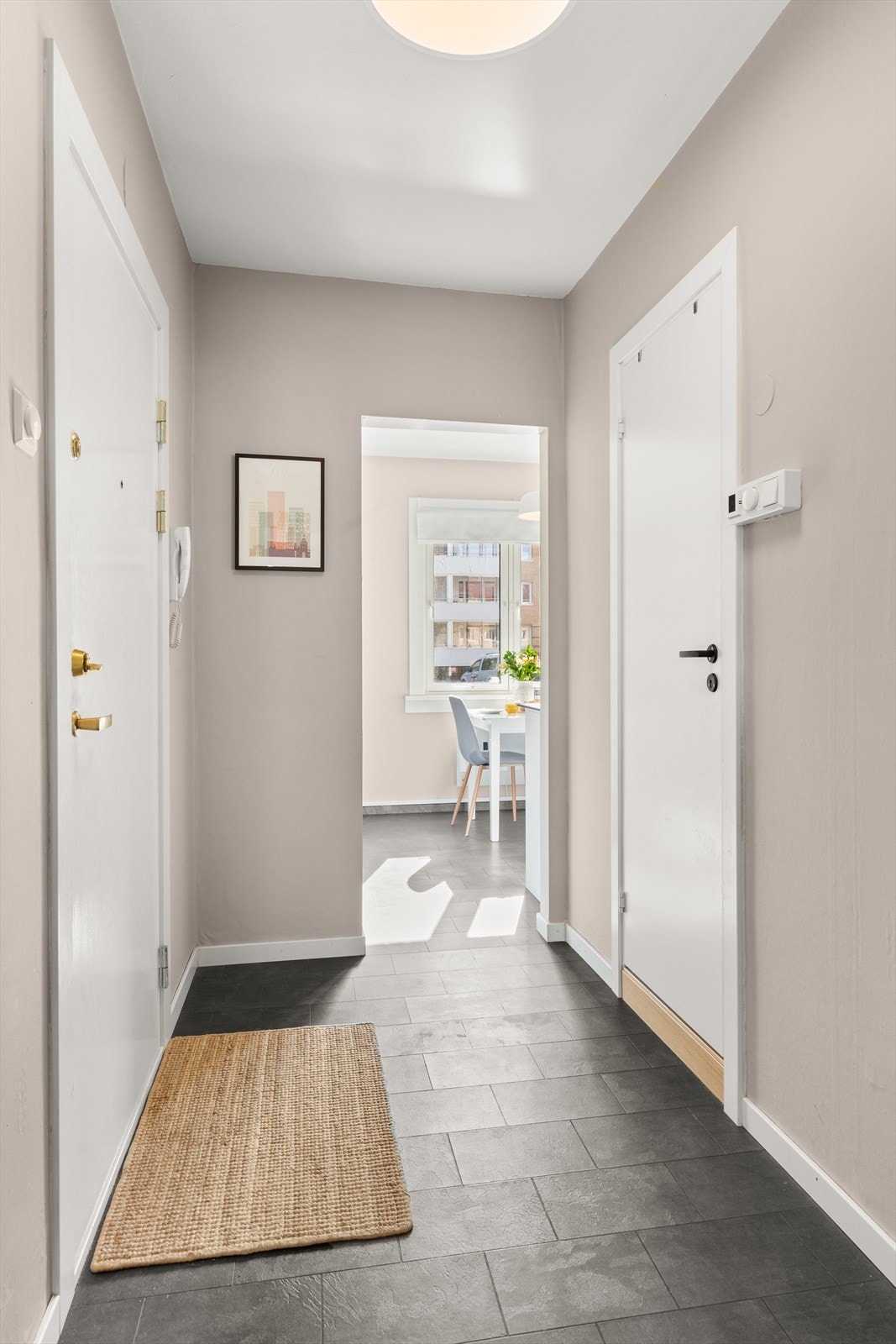 Leilighetens entré er lys og innbydende og gir et godt førsteinntrykk av boligen. Galleribilde