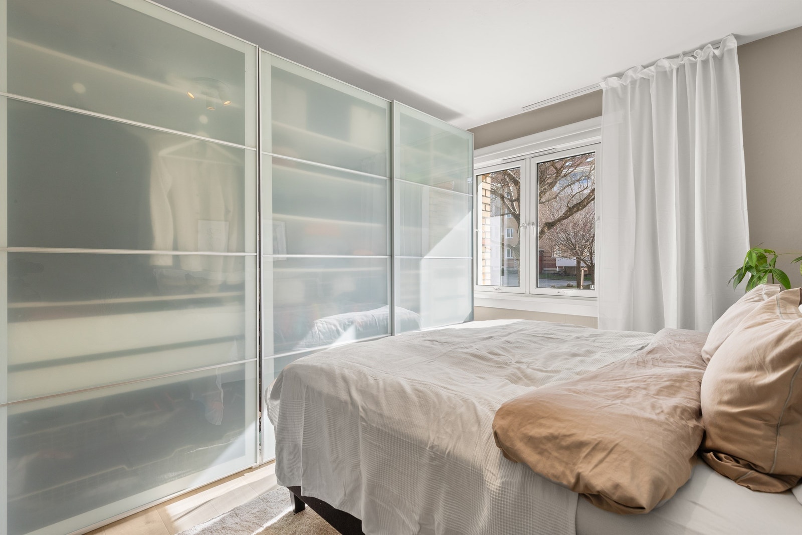 God oppbevaringsplass i en romslig skyvedørsgarderobe. Galleribilde