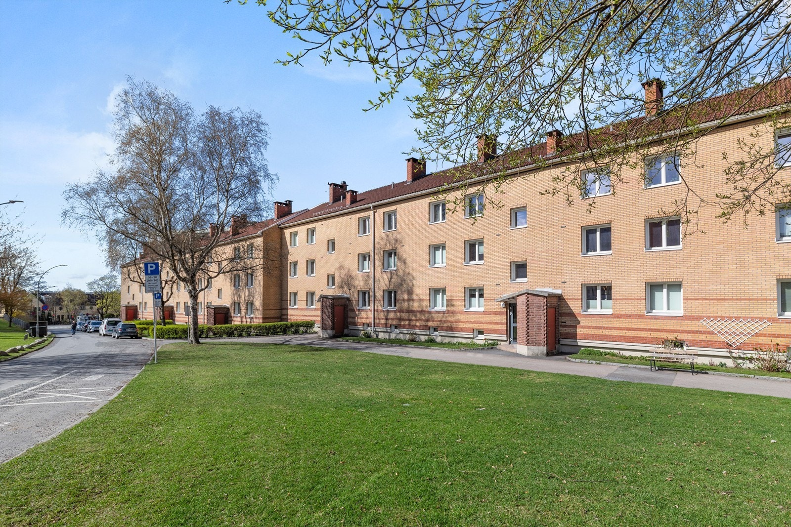 Det finnes store grøntområder rundt blokkene med interne asfalterte adkomstveier mellom blokkene. Galleribilde