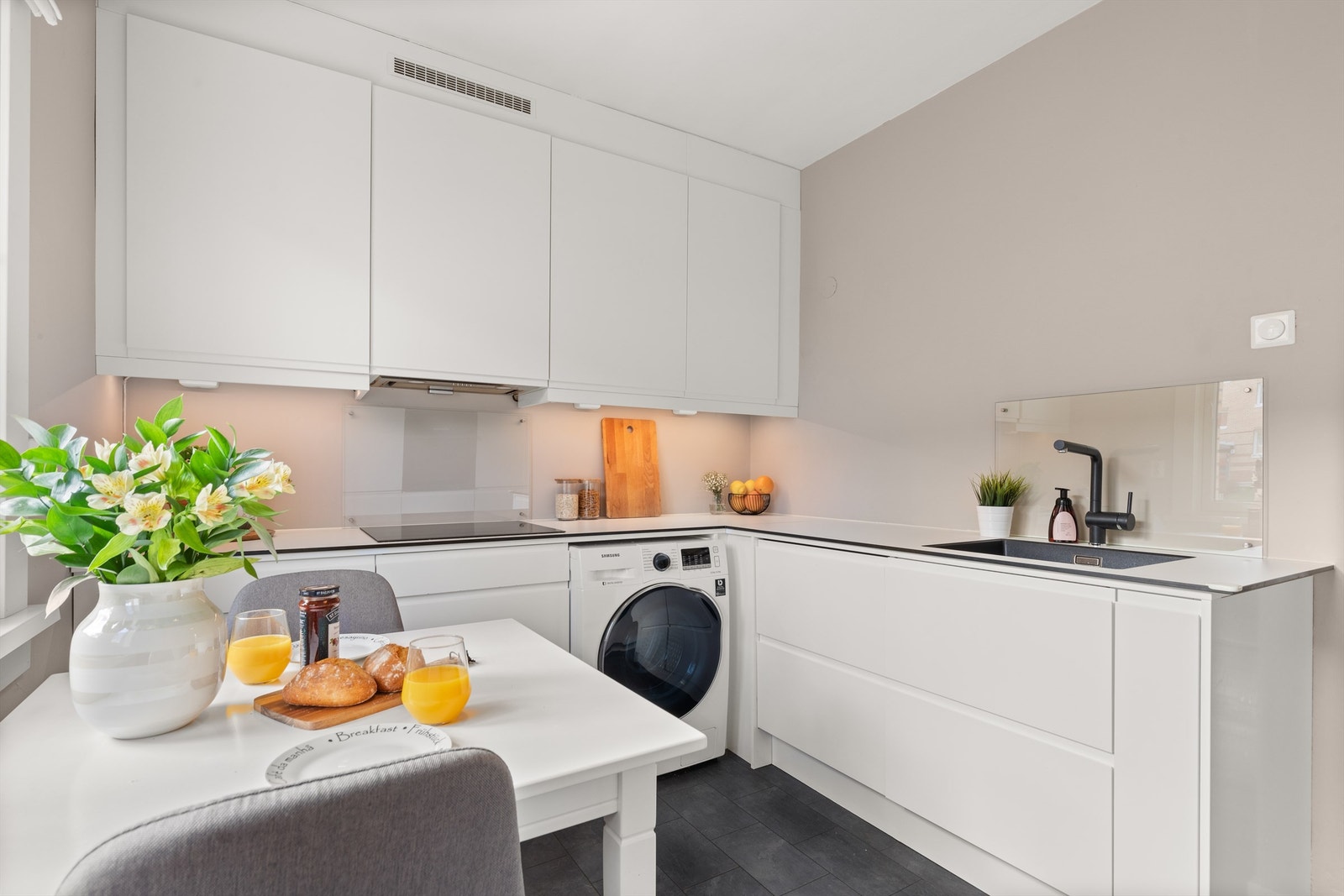 Moderne og funksjonelt kjøkken fra Epoq, nytt fra 2022. Kjøkkenet er holdt i en praktisk separat løsning, noe som skaper en fin sone for matlagingen. Galleribilde