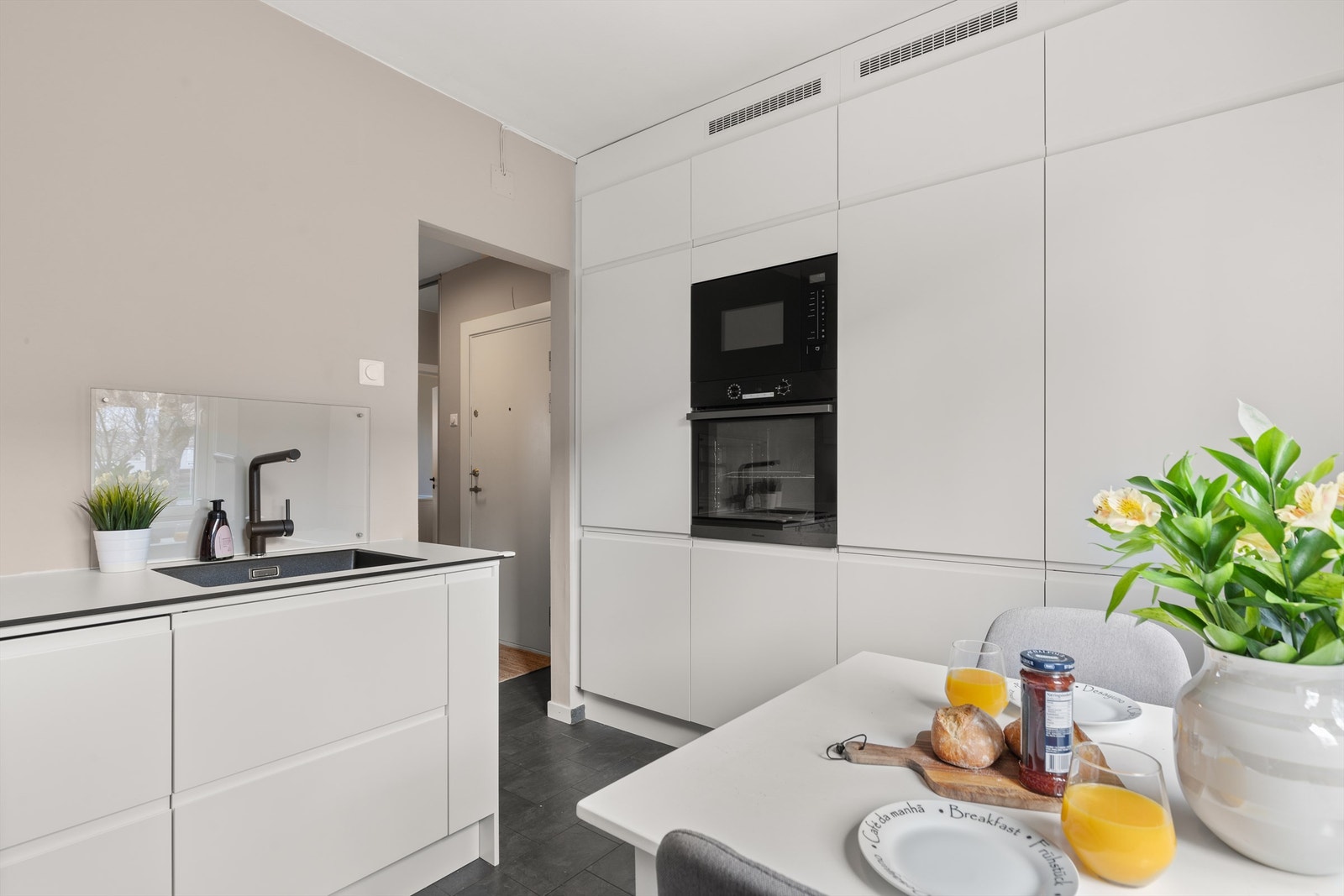 Det er rikelig med oppbevaringsplass. Den gode benkeplassen gjør det enkelt å diske opp lekre middager. Galleribilde