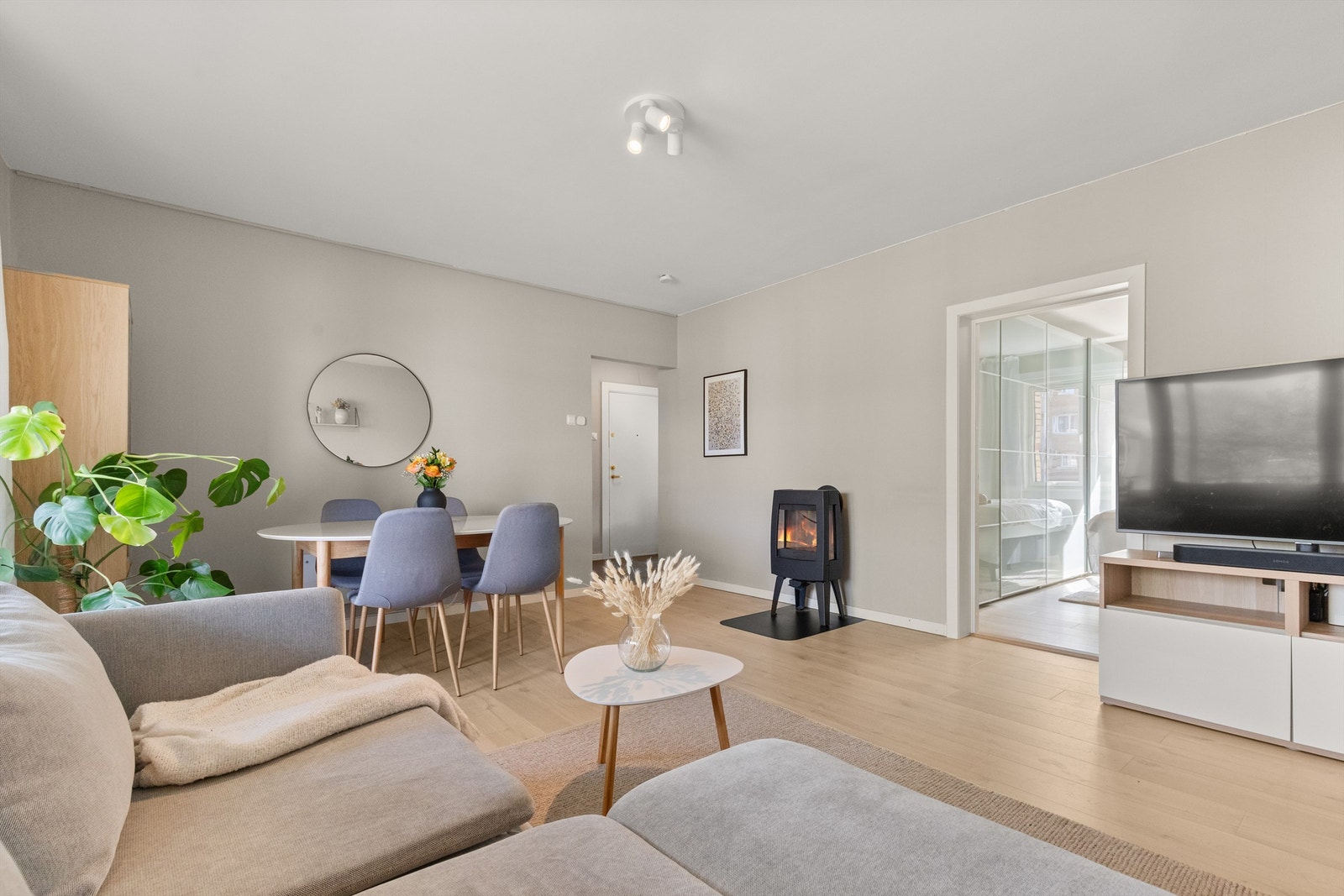 Stuen er romslig med god planløsning og kan enkelt innredes med en hyggelig sofagruppe med tilhørende sofabord og annet ønskelig stuemøblement. Galleribilde