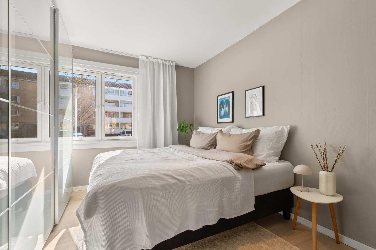 Hovedsoverommet er romslig og kan enkelt innredes både dobbeltseng og tilhørende nattbord. Galleribilde