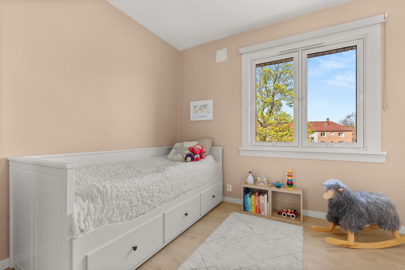 Leilighetens andre soverom er også av god størrelse og passer ypperlig som barnerom, gjesterom eller kontor. Galleribilde