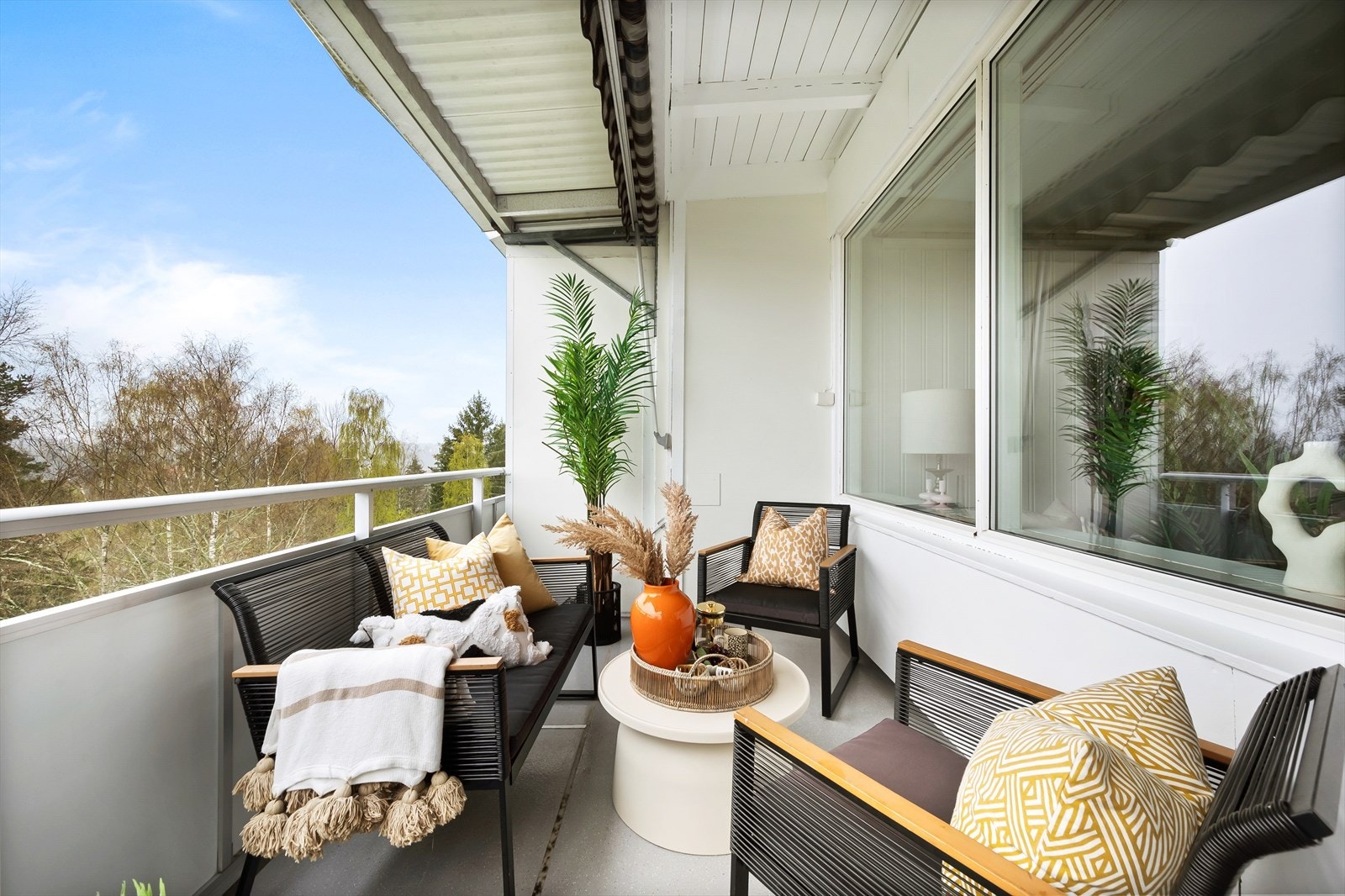 Videre er det plass til sittegruppe, grill m.m. Galleribilde