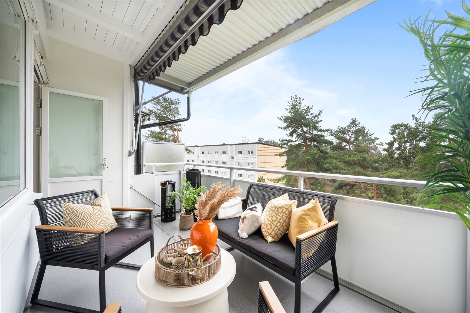 Markise på balkong gir en lun atmosfære Galleribilde