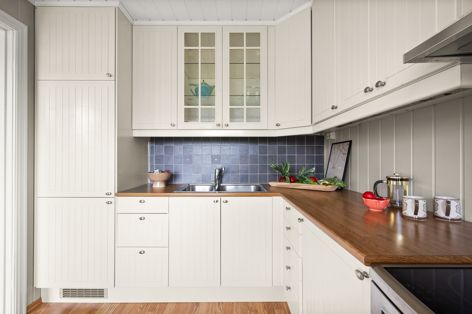 Praktisk kjøkkenhjørne med mye oppbevaringsplass Galleribilde