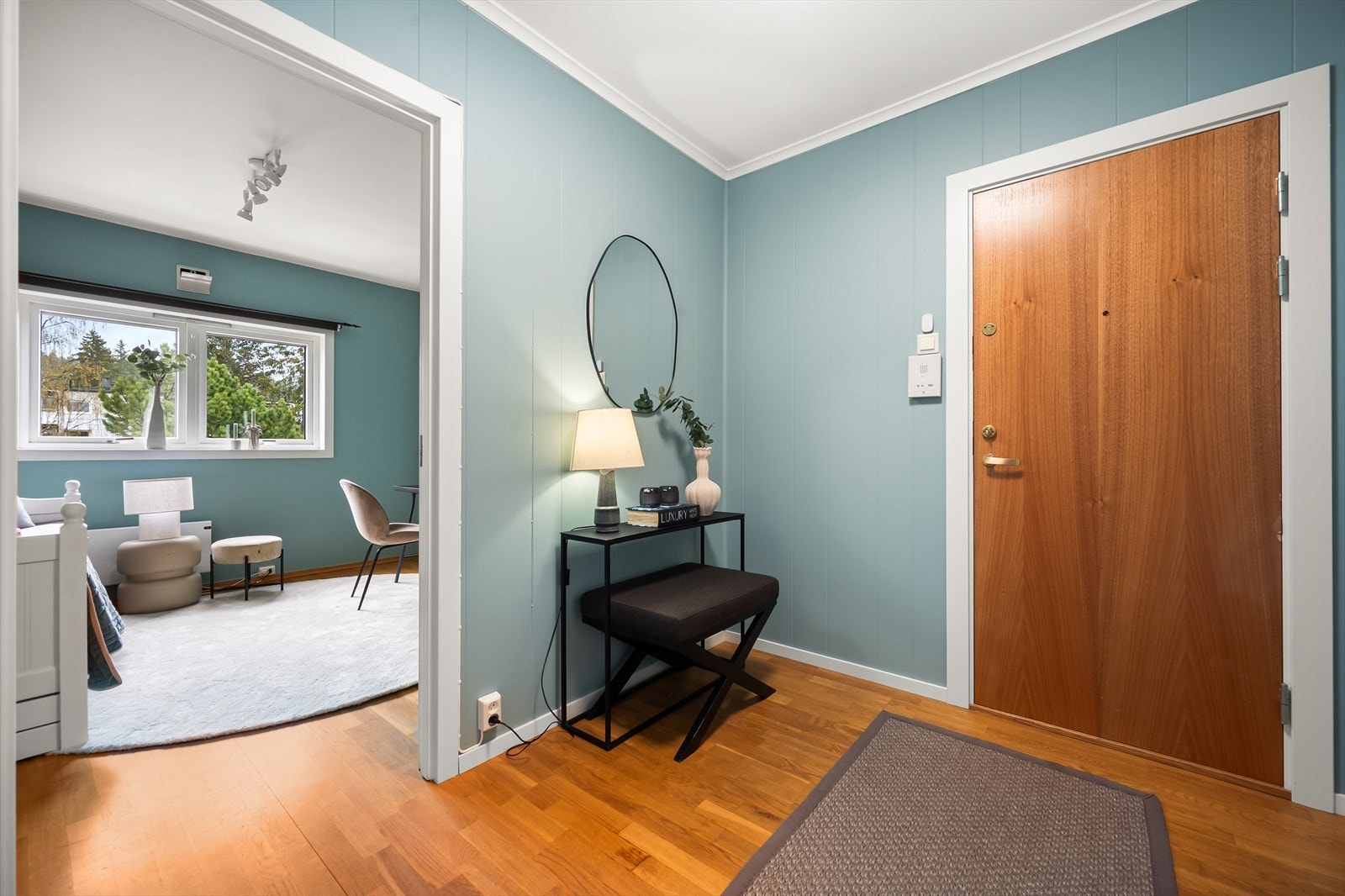 Velkommen inn! Entrè med plass til oppbevaring av sko og yttertøy Galleribilde