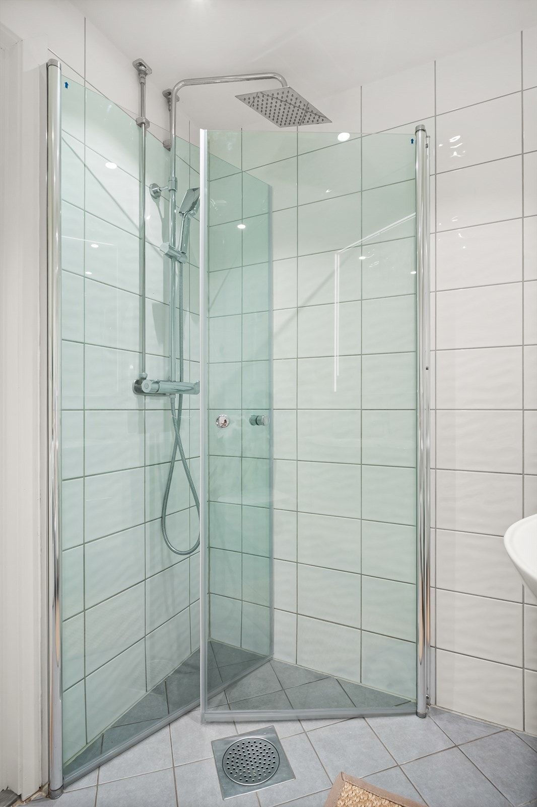 Praktisk dusjhjørne med innfellbare dusjdører. Varmtvann er inkludert i felleskostnadene Galleribilde