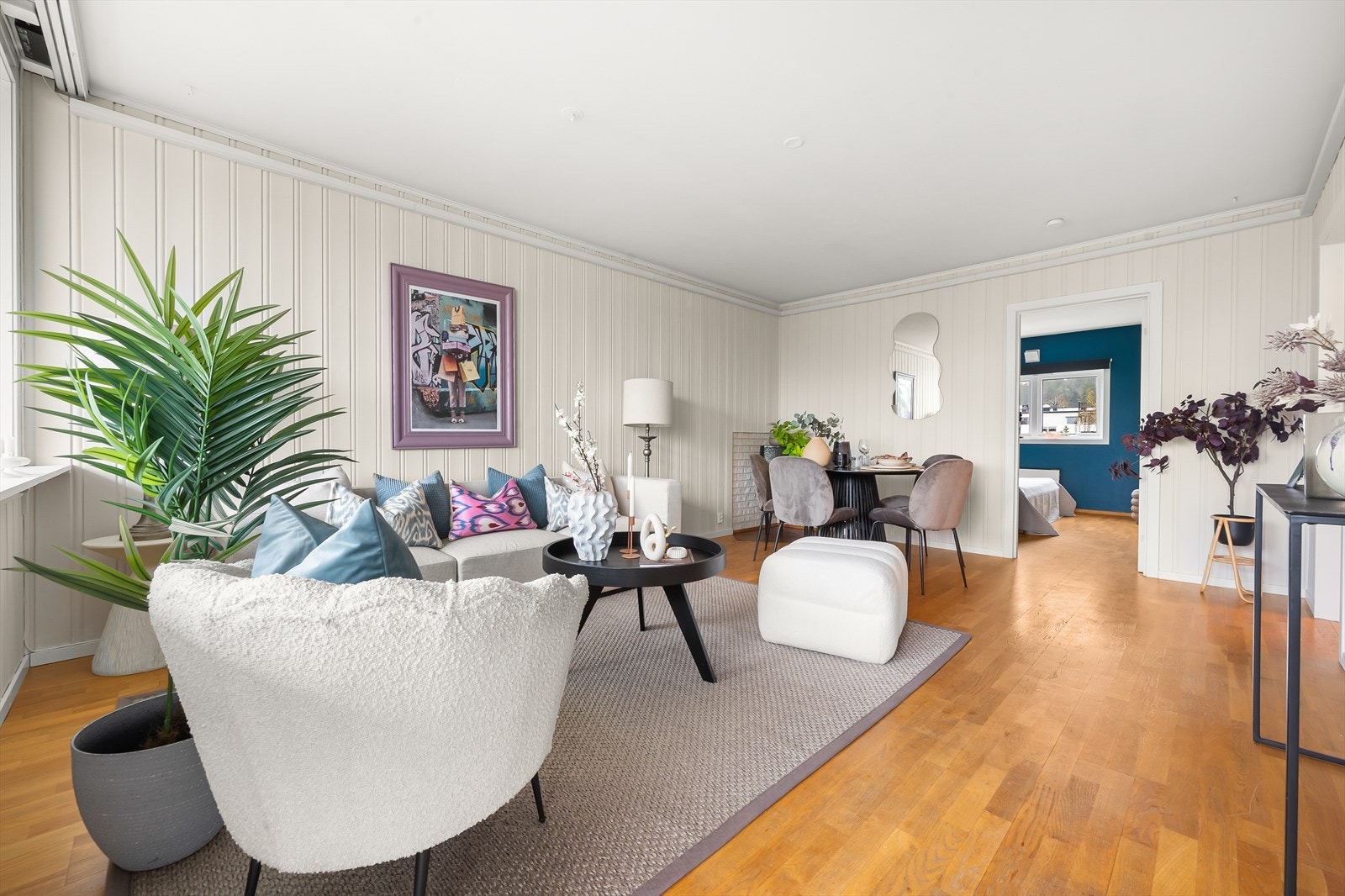 Stuen er av fin størrelse med god plass til flere sittegrupper og soner Galleribilde