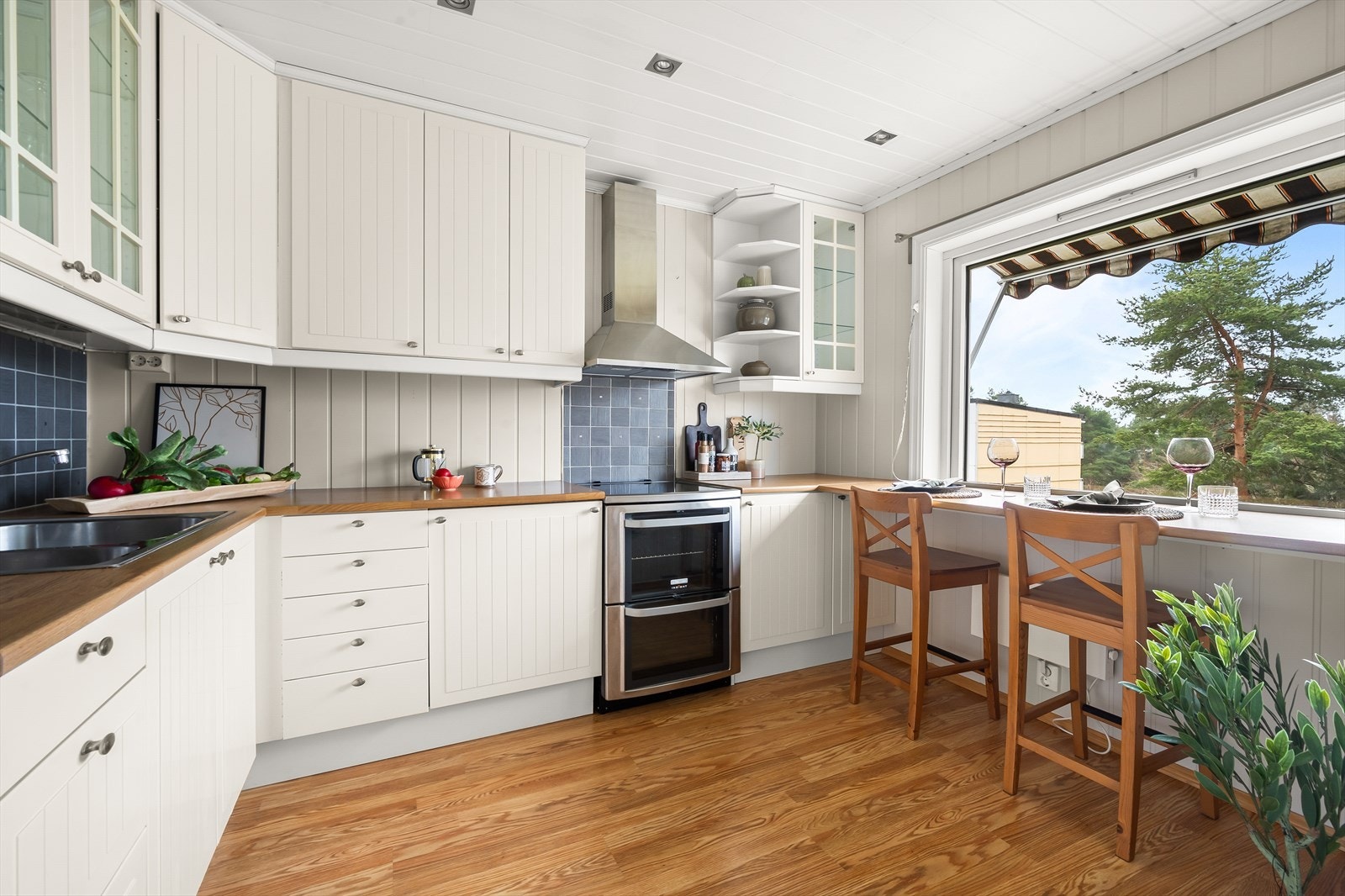 Pent, tidløst kjøkken med integrerte hvitevarer Galleribilde