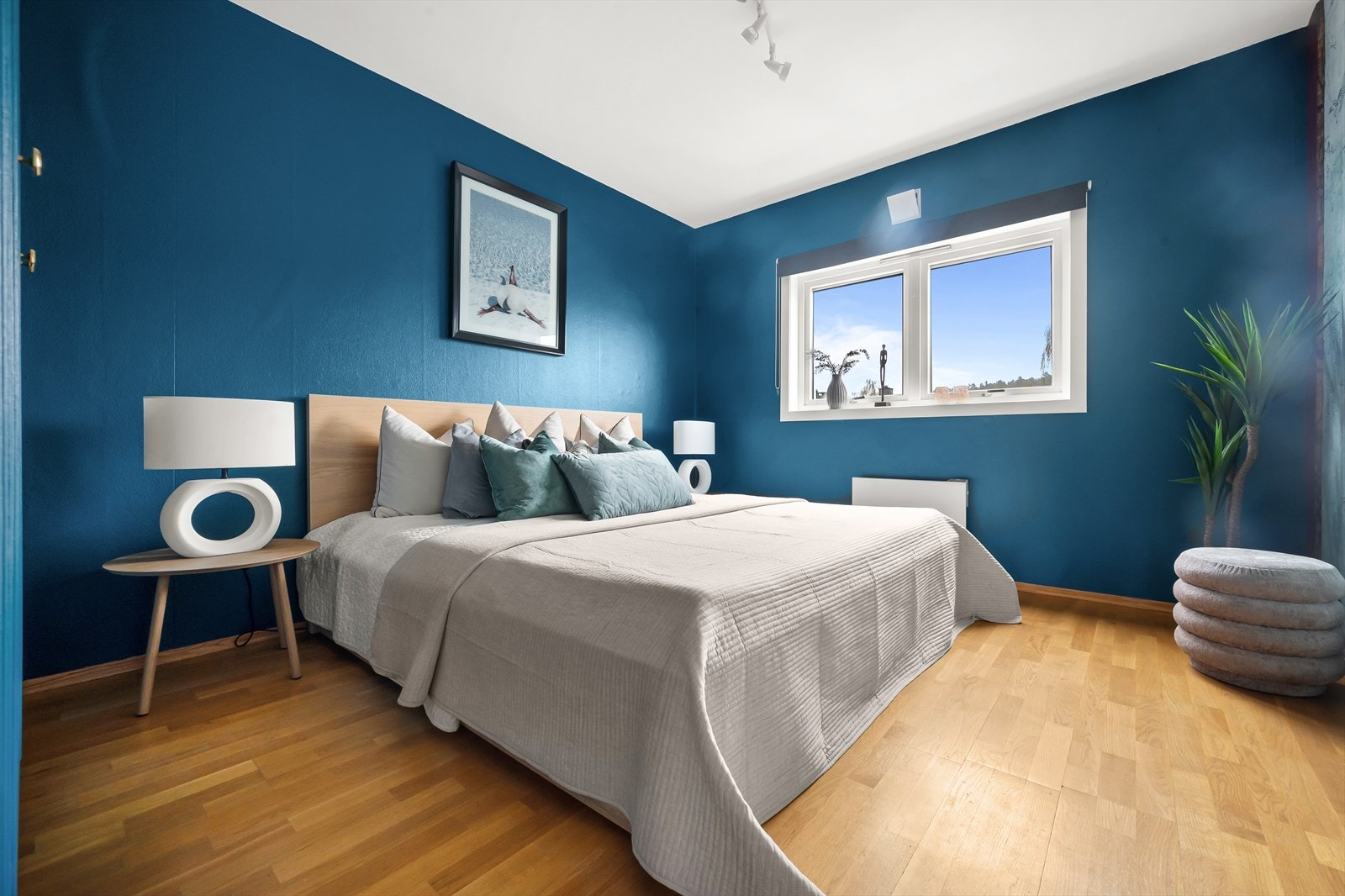 Hovedsoverommet er av god størrelse med plass til stor dobbeltseng, tilhørende nattbord og ønsket garderobeløsning Galleribilde