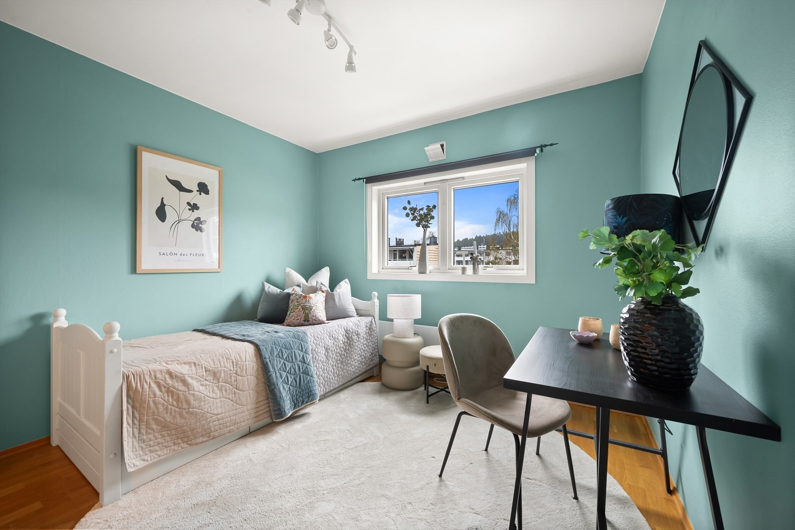 Soverom to av fin størrelse med plass til dobbeltseng, nattbord og garderobeløsning Galleribilde