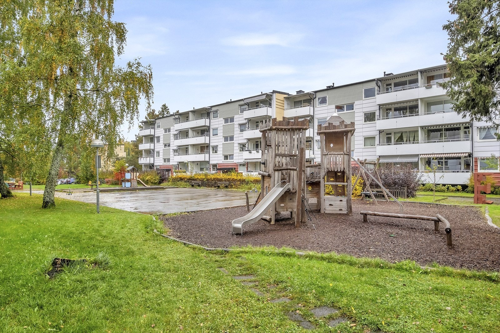 Området består av lekeplasser og pent opparbeidet grøntområder med sitteplasser. Galleribilde