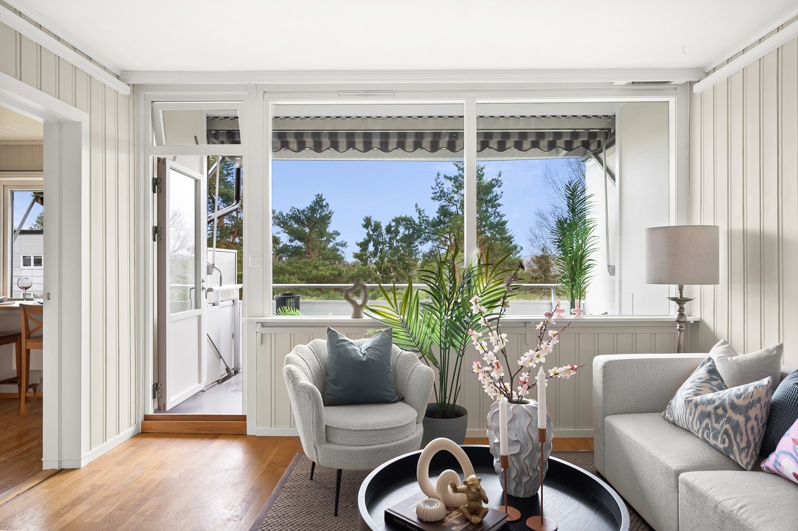 Store vindusflater gir rikelig med naturlig lysinnslipp Galleribilde