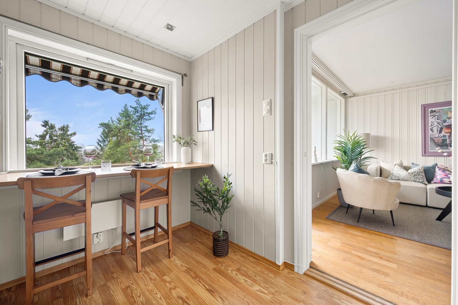 På kjøkkenet er det også plass til en liten sitteplass Galleribilde