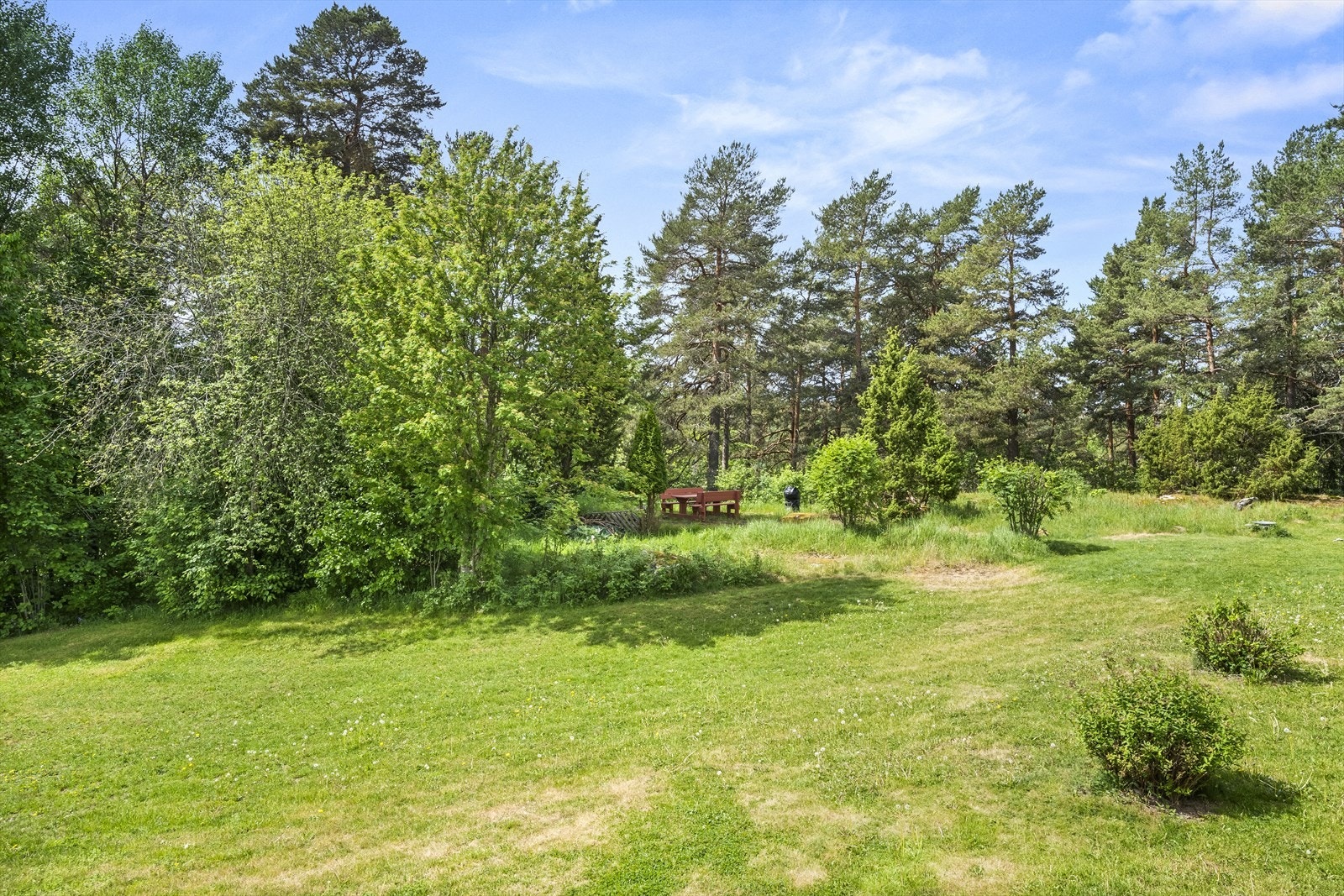 Borettslaget har flere store og grønne uteområder Galleribilde