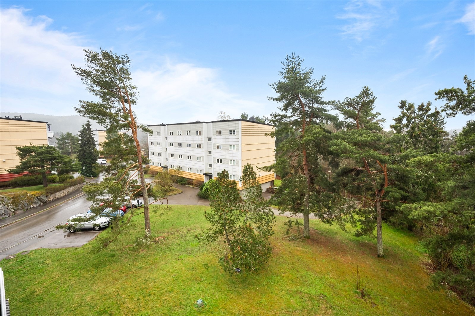 Flott beliggenhet i naturskjønne og rolige omgivelser med kort vei til marka, offentlig transport og dagligvare Galleribilde