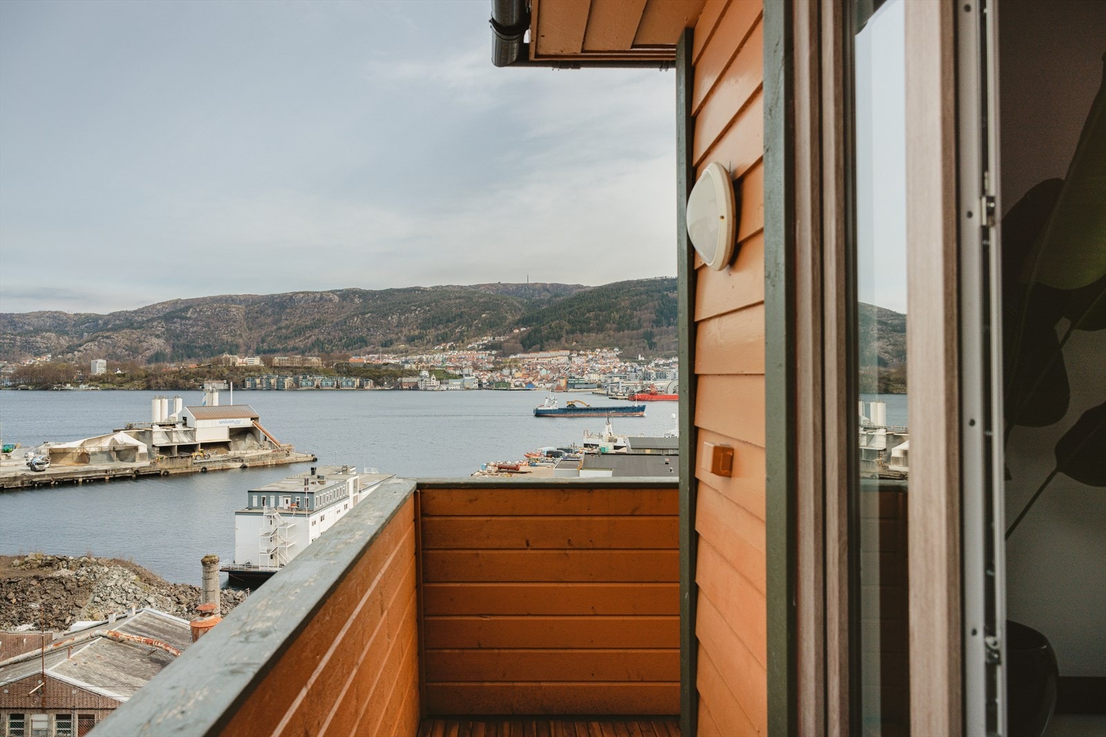 Fra stuen er det utgang til balkong med fri utsikt mot innseilingen til Bergen, og videre mot byfjellene Galleribilde
