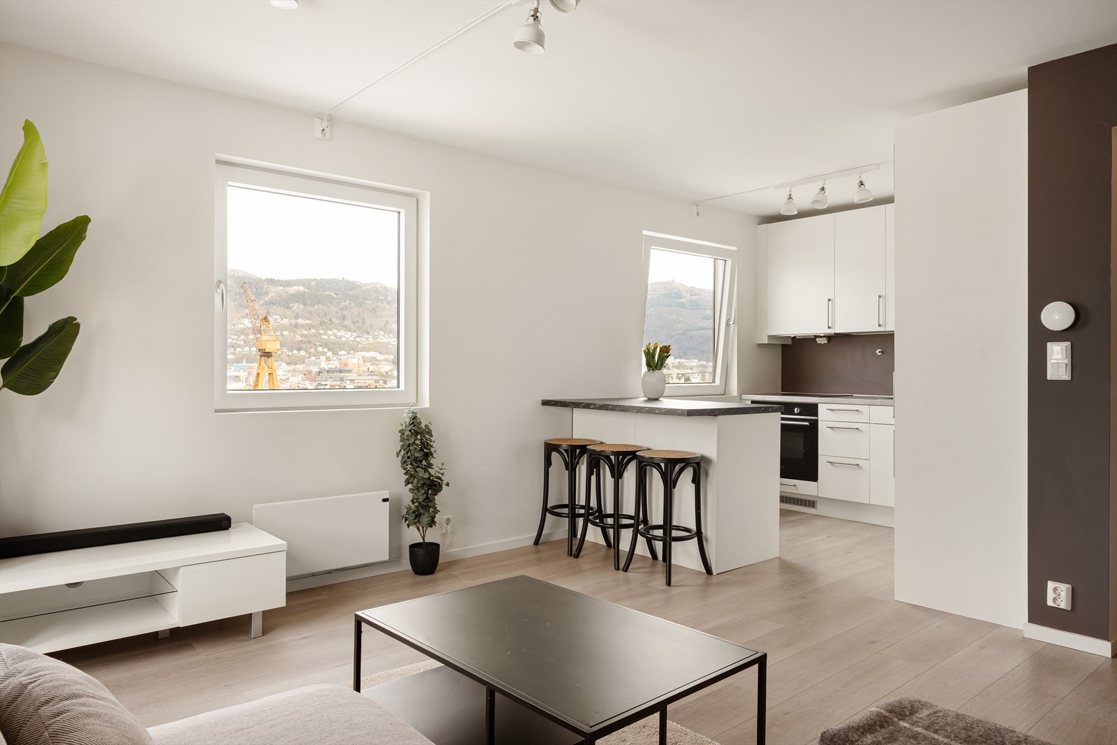 Leiligheten har lyse, moderne overflater og en gjennomgående god planløsning Galleribilde