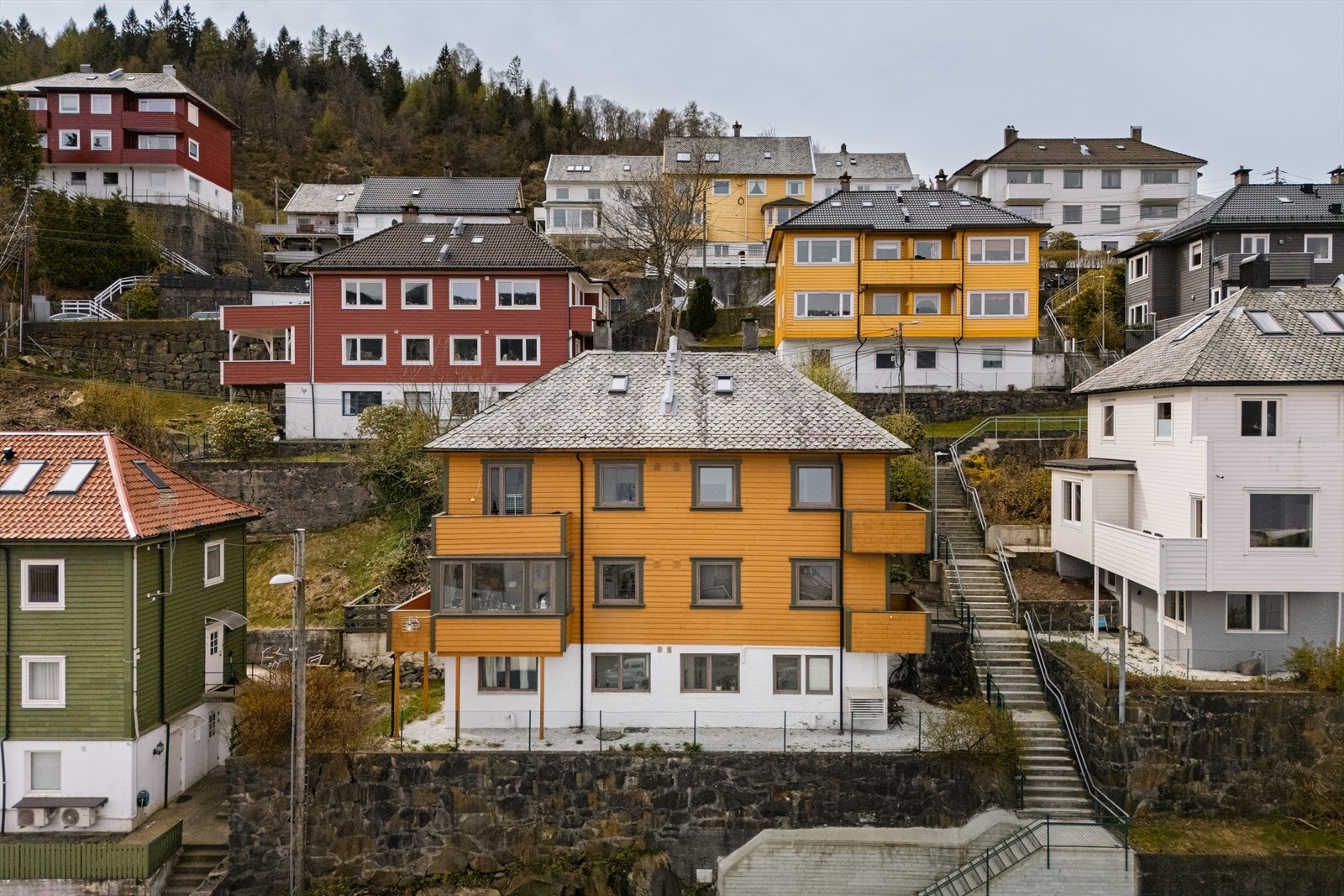 Fasade. Her har du en sentral beliggenhet, med bussstopp og butikk like ved leiligheten Galleribilde