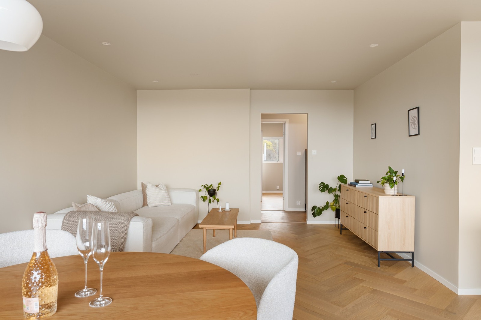 Nytt fiskebensparkett, nye innerdører og listverk, oppgradert innvendige vegg og himlingsflater 2023 Galleribilde