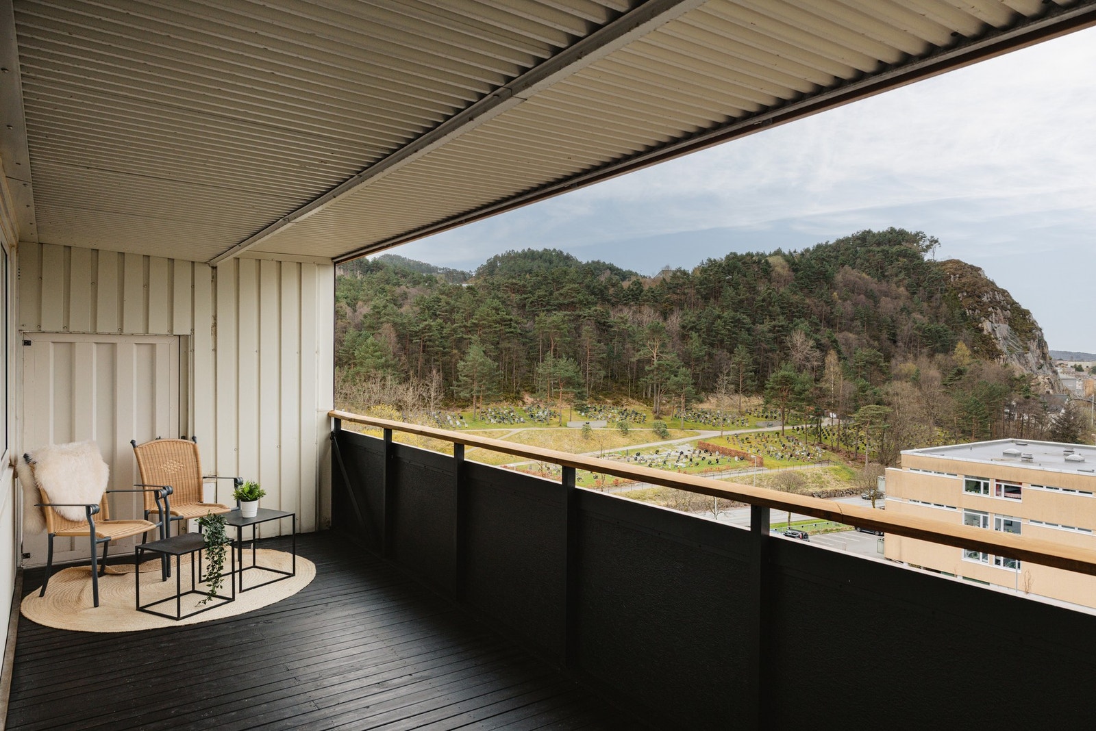 Den romslige balkongen gir nydelig utsikt og er ideell for både avslapning og sosiale sammenkomster Galleribilde