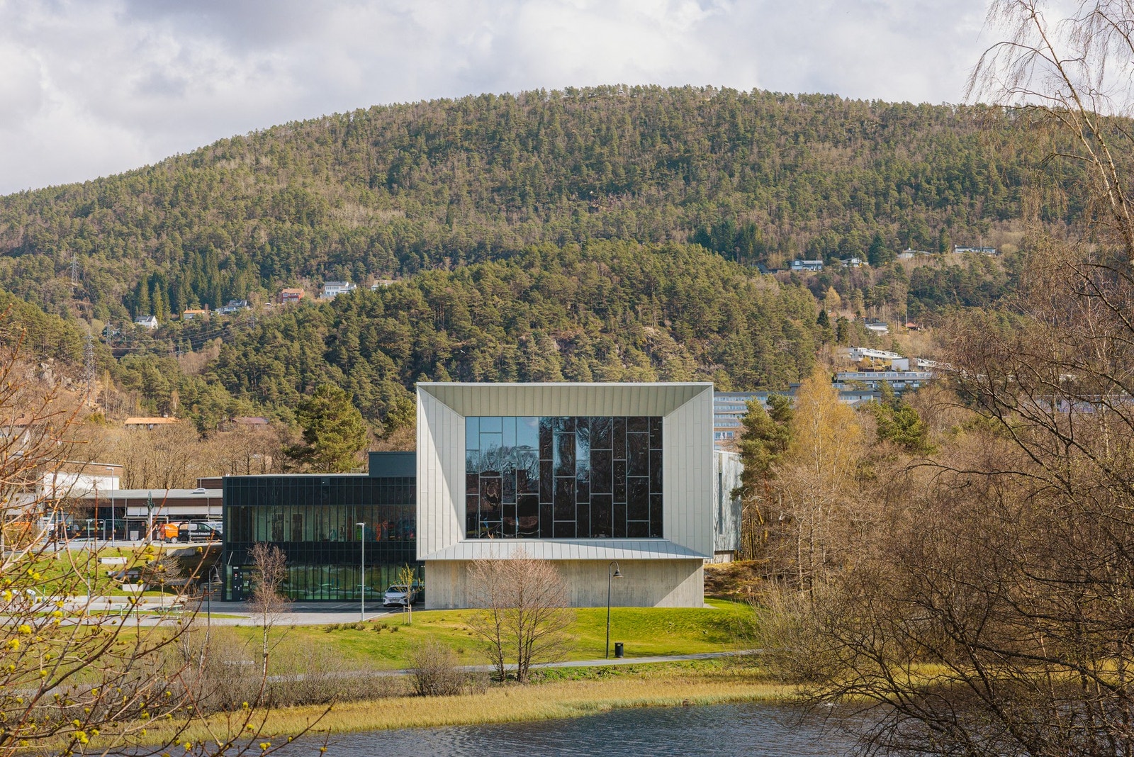 Her bor du i rolige omgivelser med gangavstand til Oasen, treningssenter, skoler, barnehager, turområder og kollektivtilbud Galleribilde