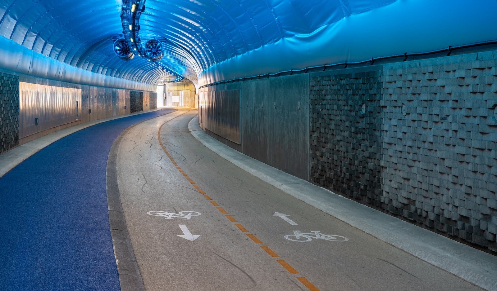 Det tar omtrent 8-10 minutt å sykle gjennom, og 36 minutt å gå Galleribilde