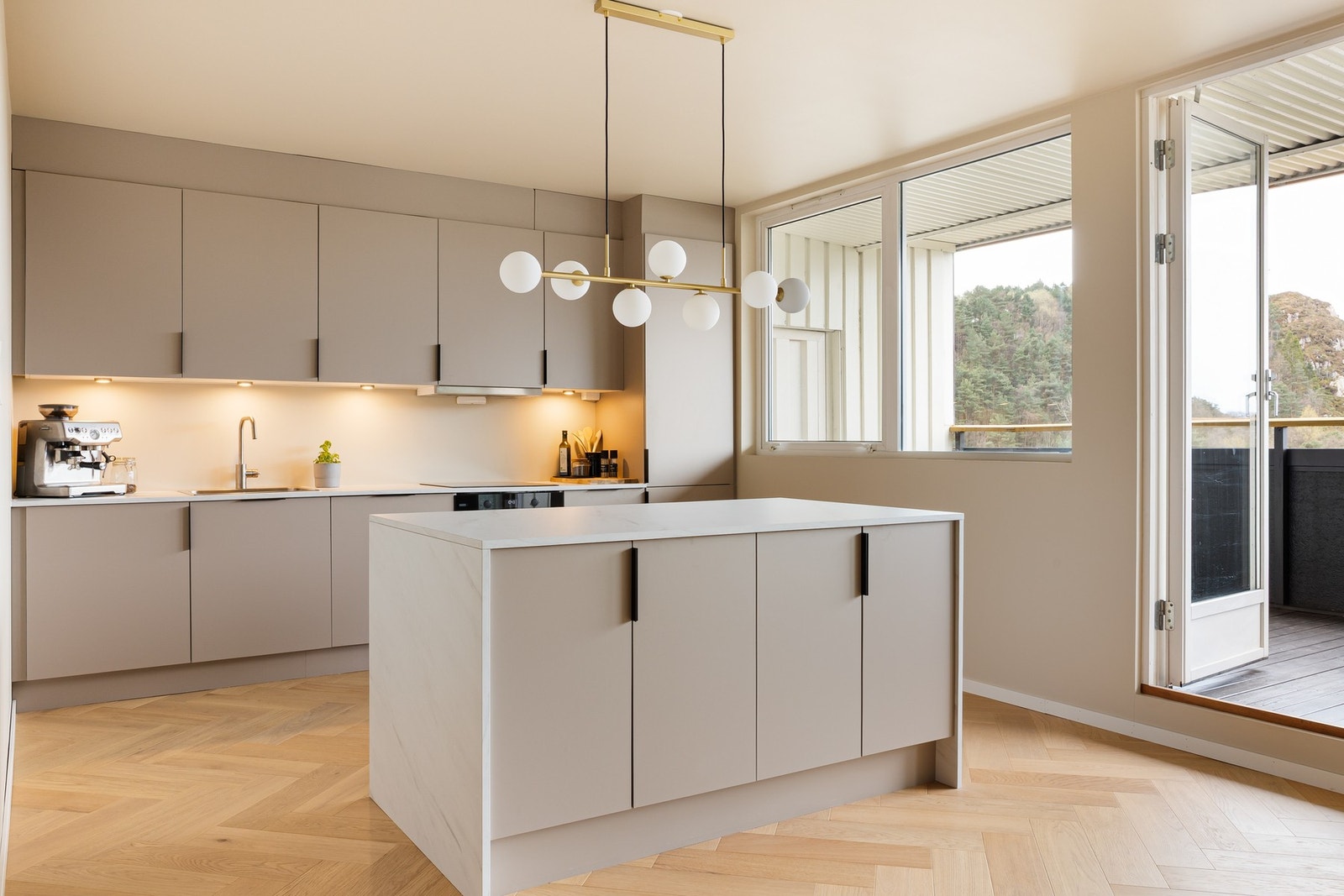 Fra stue er det utgang til en trivelig overbygd balkong på hele 16,6 m² Galleribilde