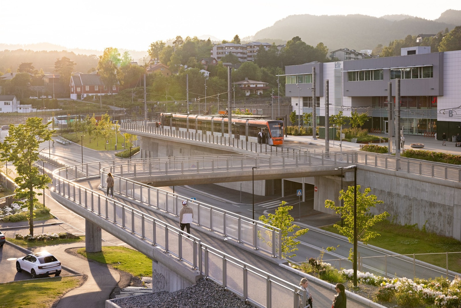 Gangavstand til Oasen terminal med gode buss- og bybaneforbindelser, samt diverse butikker og servicetilbud Galleribilde
