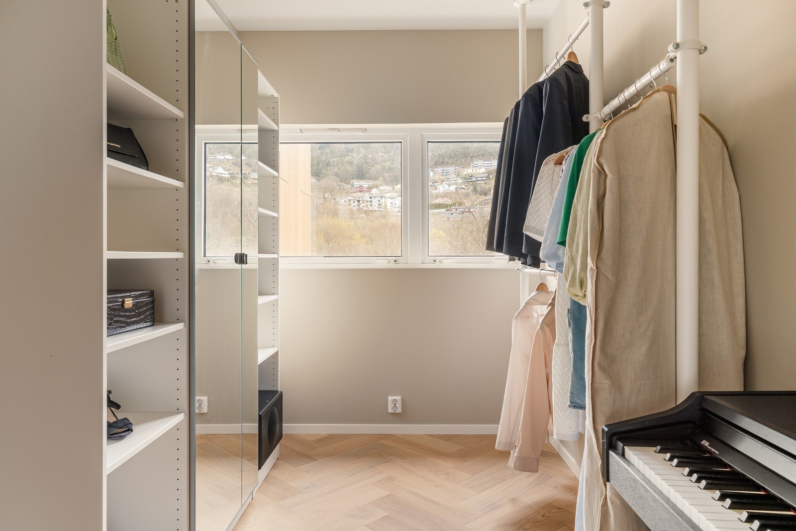 Soverom 2 er på 7,1m². Også dette rommet har plass til både seng, nattbord og annet møblement Galleribilde