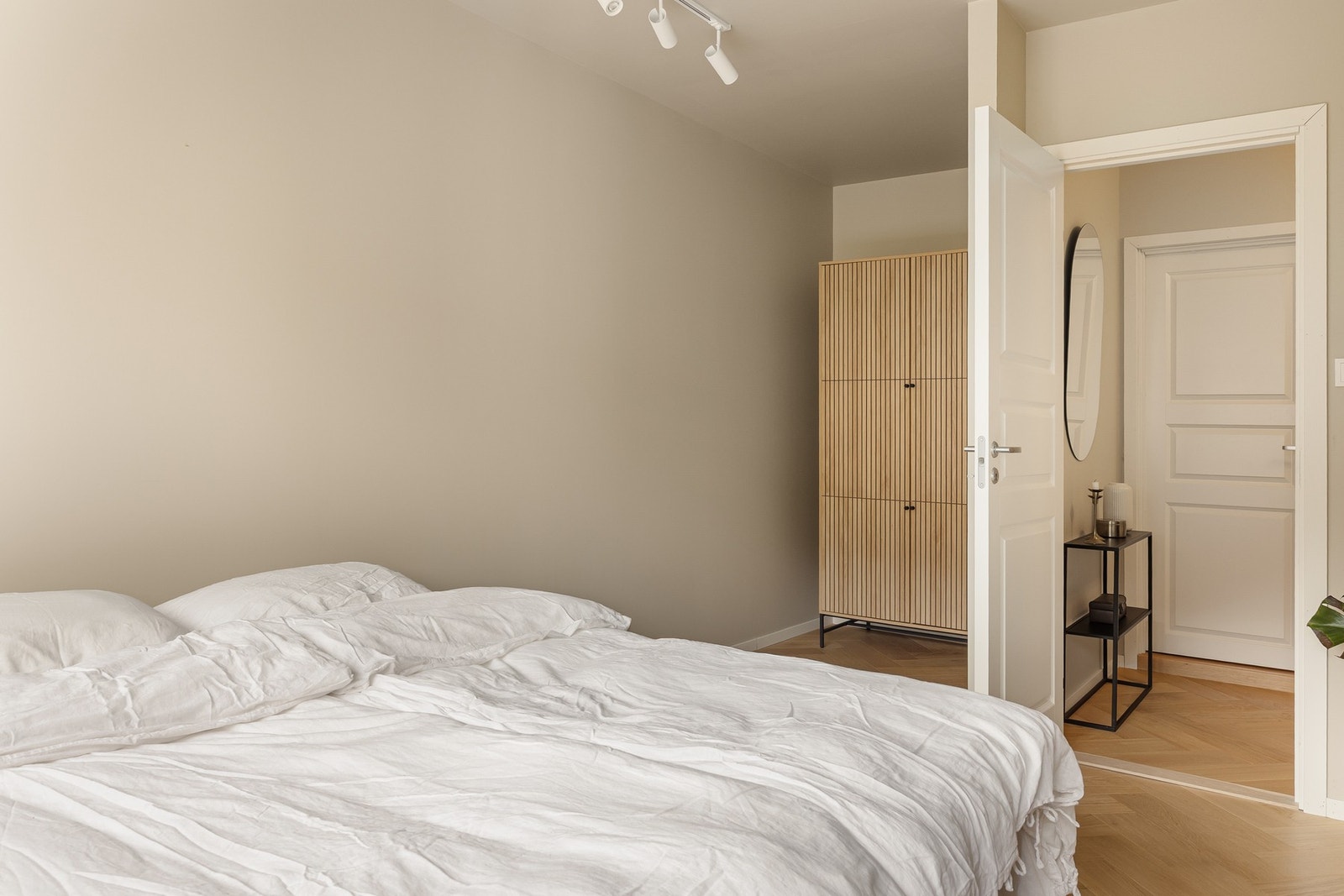 Hovedsoverommet er på 13,5m² og har plass til både seng, nattbord og annet ønsket møblement Galleribilde