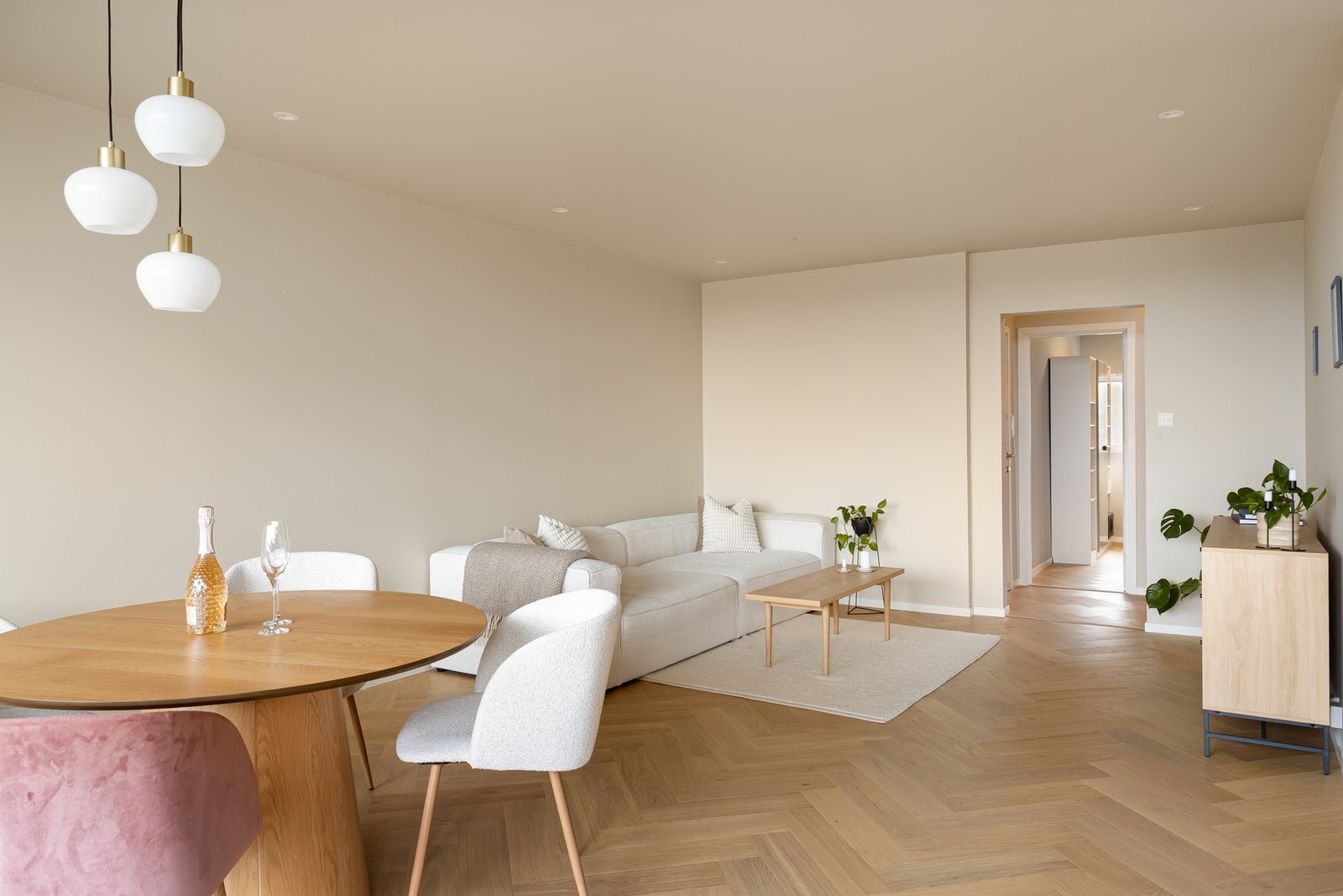 Stuen har god plass til ulike møbleringssoner. Her er det fint plass til et spisebord med tilhørende stoler- et naturlig samlingspunkt for hyggelige måltider Galleribilde