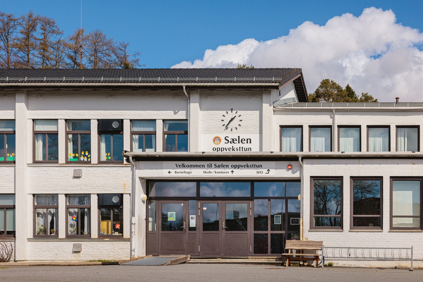 Sælen Oppveksttun - en av flere barneskoler og barnehager i gangavstand Galleribilde