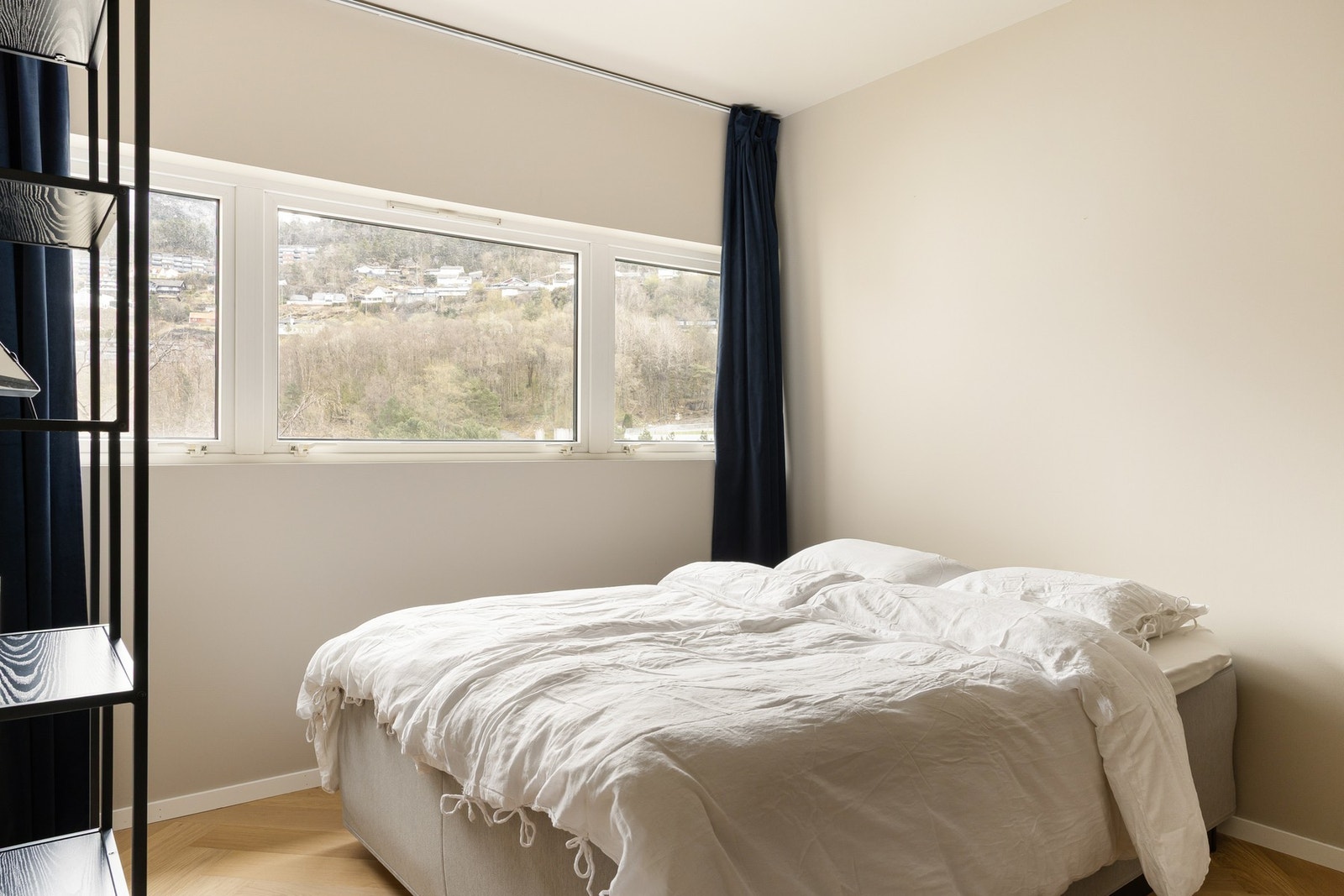 Boligen har 2 soverom av god størrelse i moderne fargevalg som komplimenteres av det naturlige lysinnslippet Galleribilde