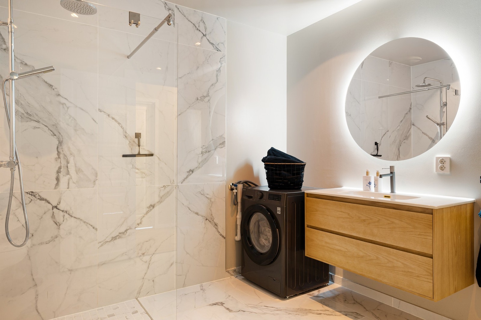 Både gulv og vegger er kledd i fliser med marmorpreg, noe som gir rommet en eksklusiv og elegant atmosfære. Gulvet har i tillegg behagelig gulvvarme Galleribilde