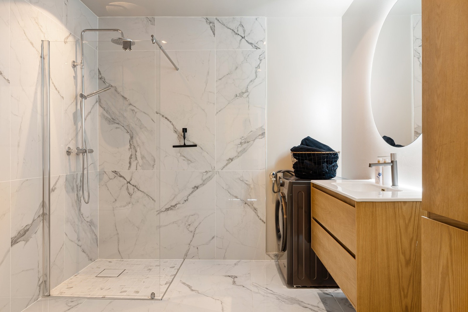 Badet ble oppgradert i 2023 og fremstår som moderne og delikat. I 2025 ble det i tillegg montert ny servant og baderomsmøblement Galleribilde